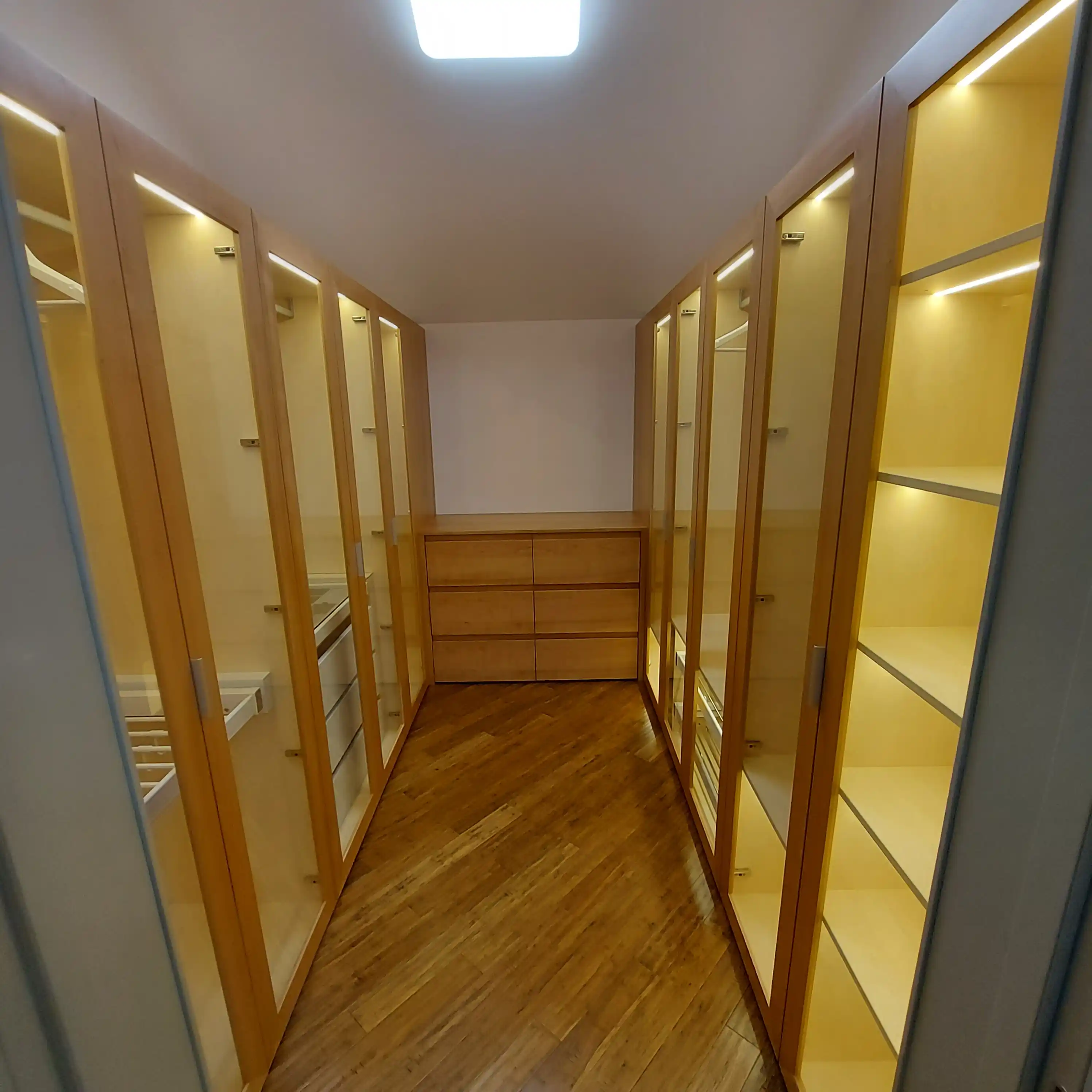 Великолепные , минималистичные гардеробы , город Зеленогорск