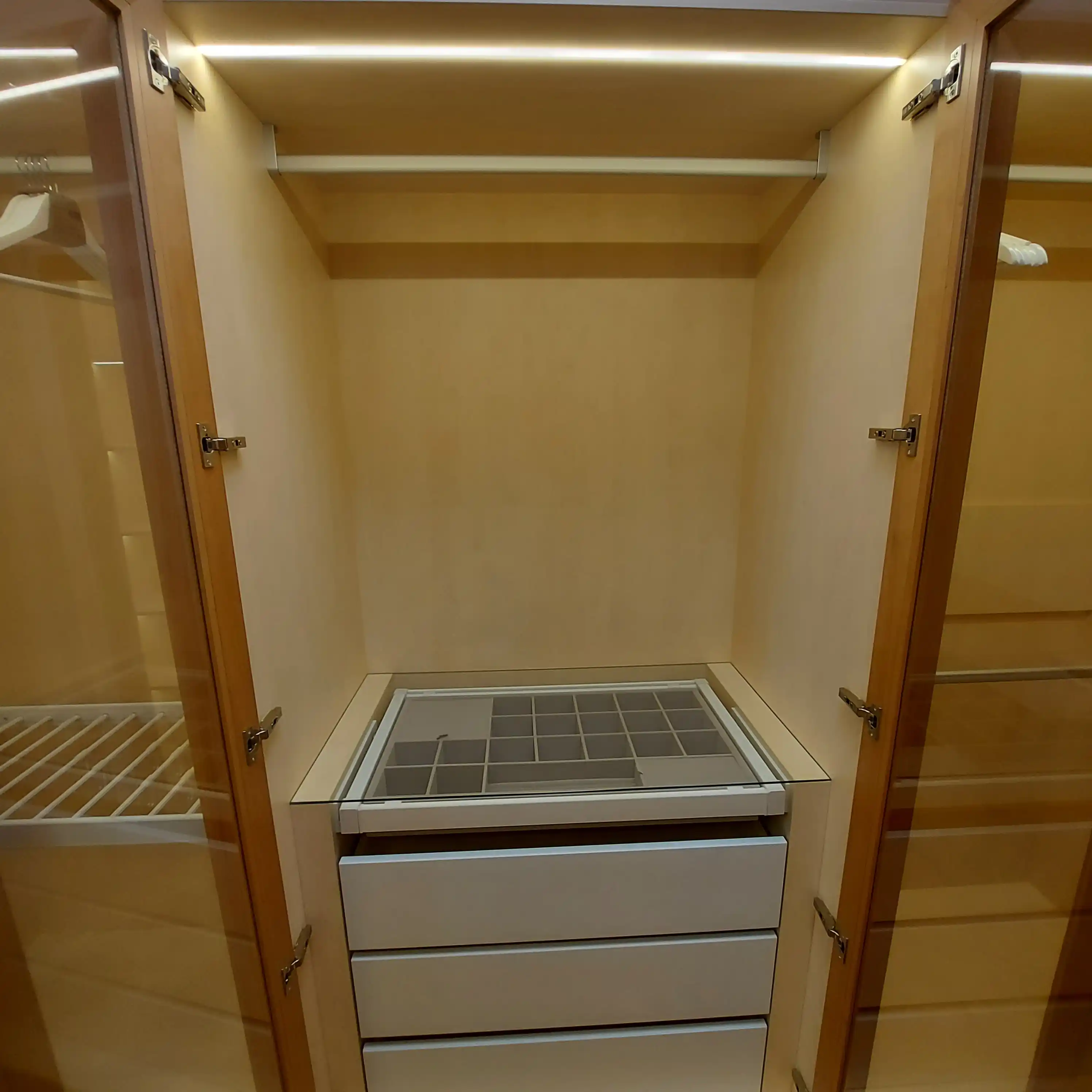 Великолепные , минималистичные гардеробы , город Зеленогорск