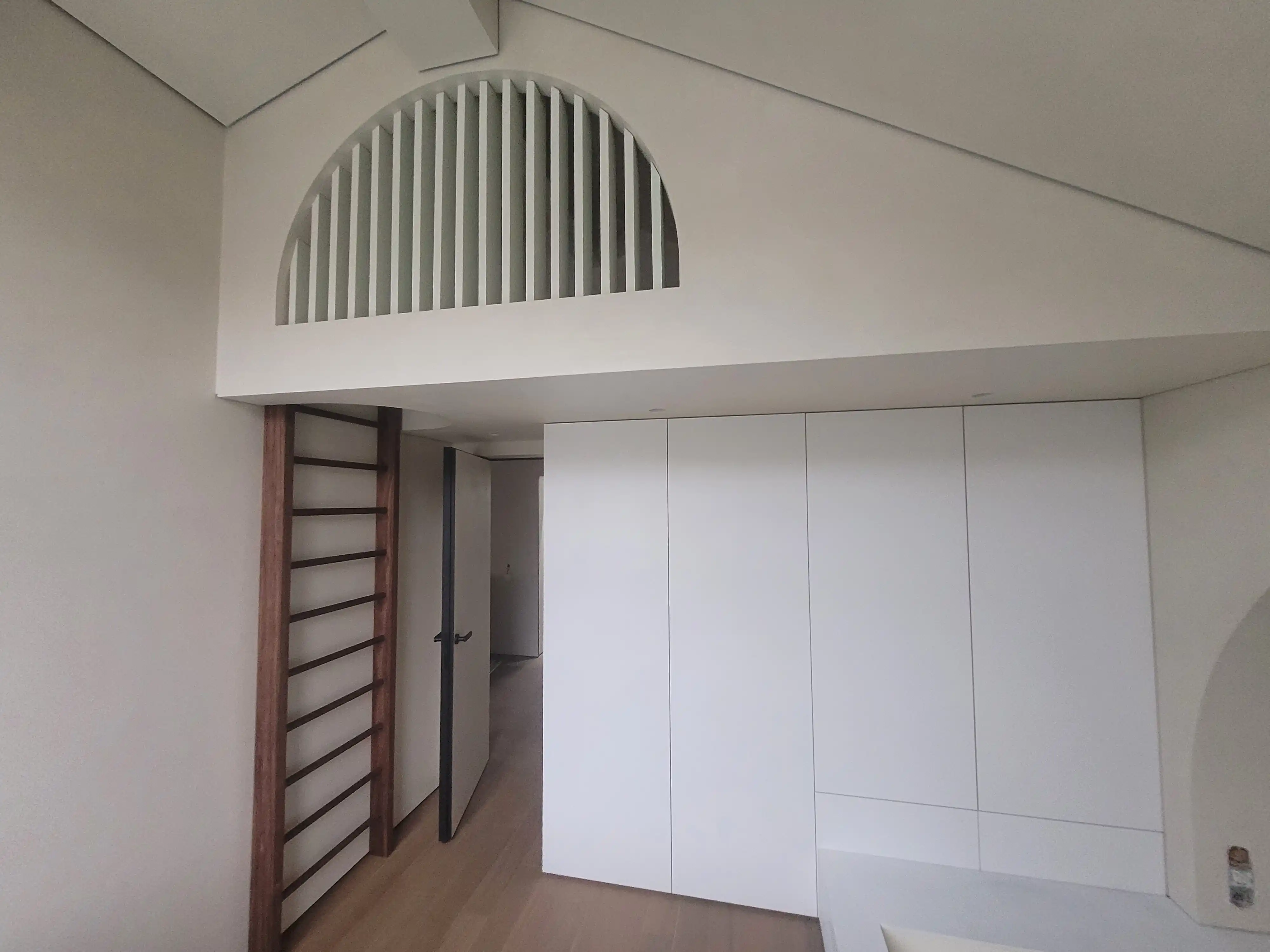 Притязательные обширные виды интерьера на объекте в Москве