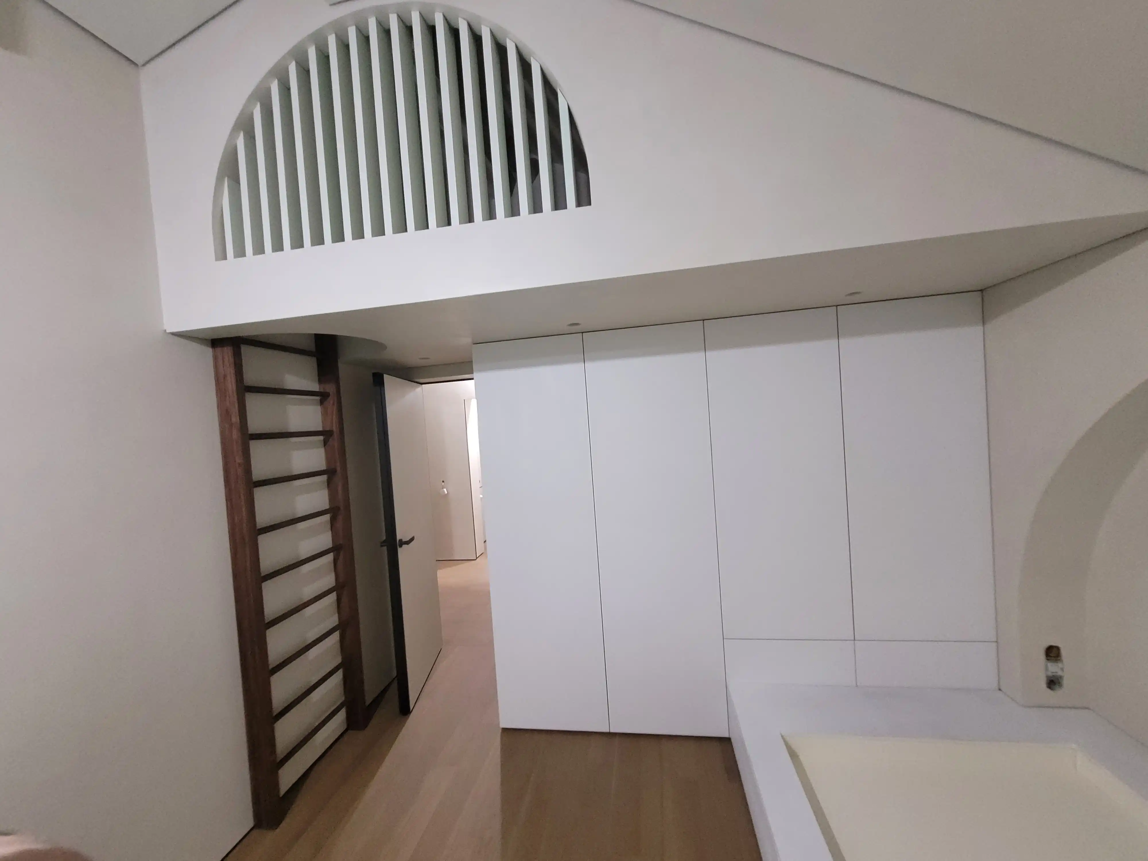 Притязательные обширные виды интерьера на объекте в Москве