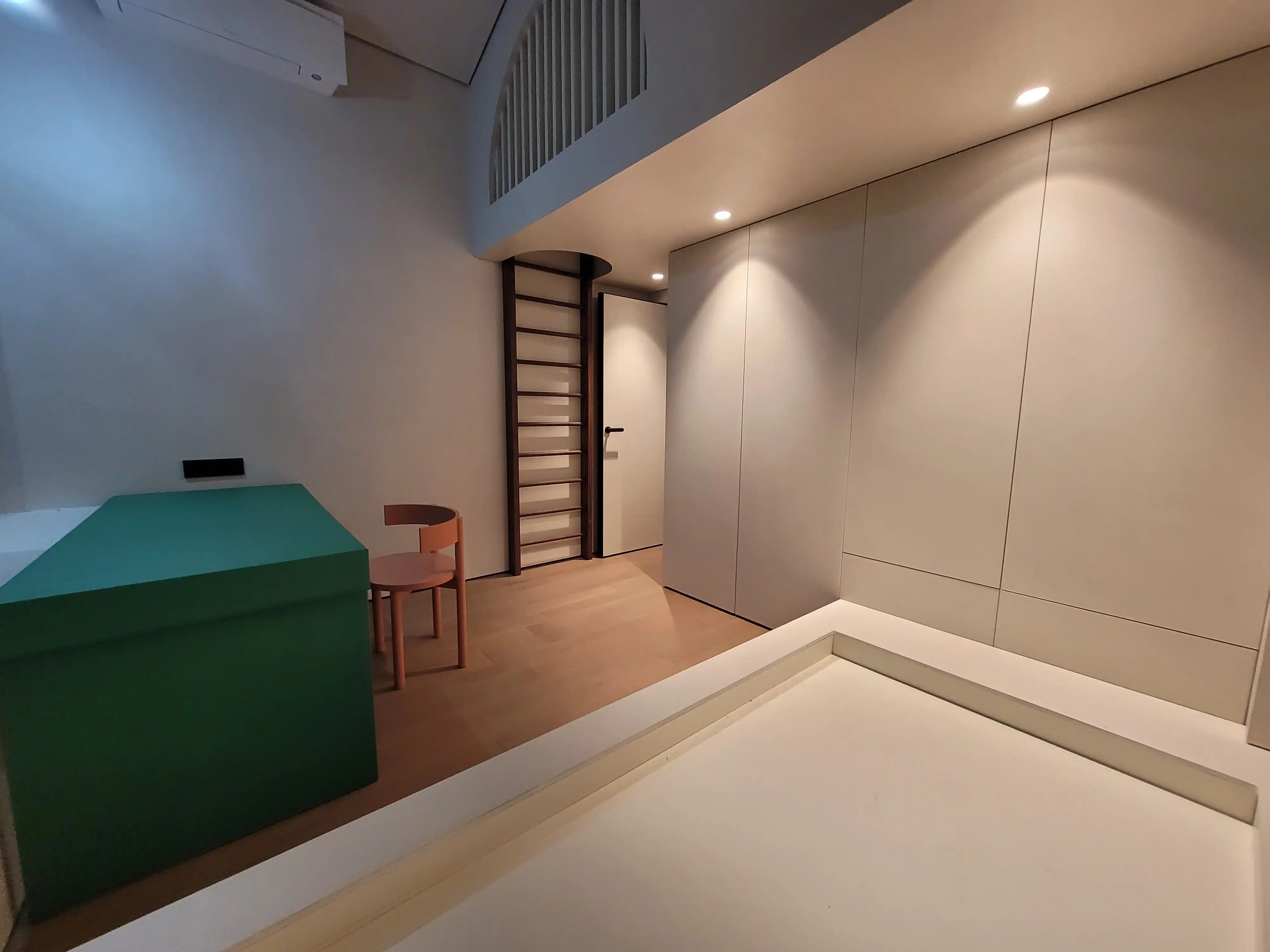 Притязательные обширные виды интерьера на объекте в Москве