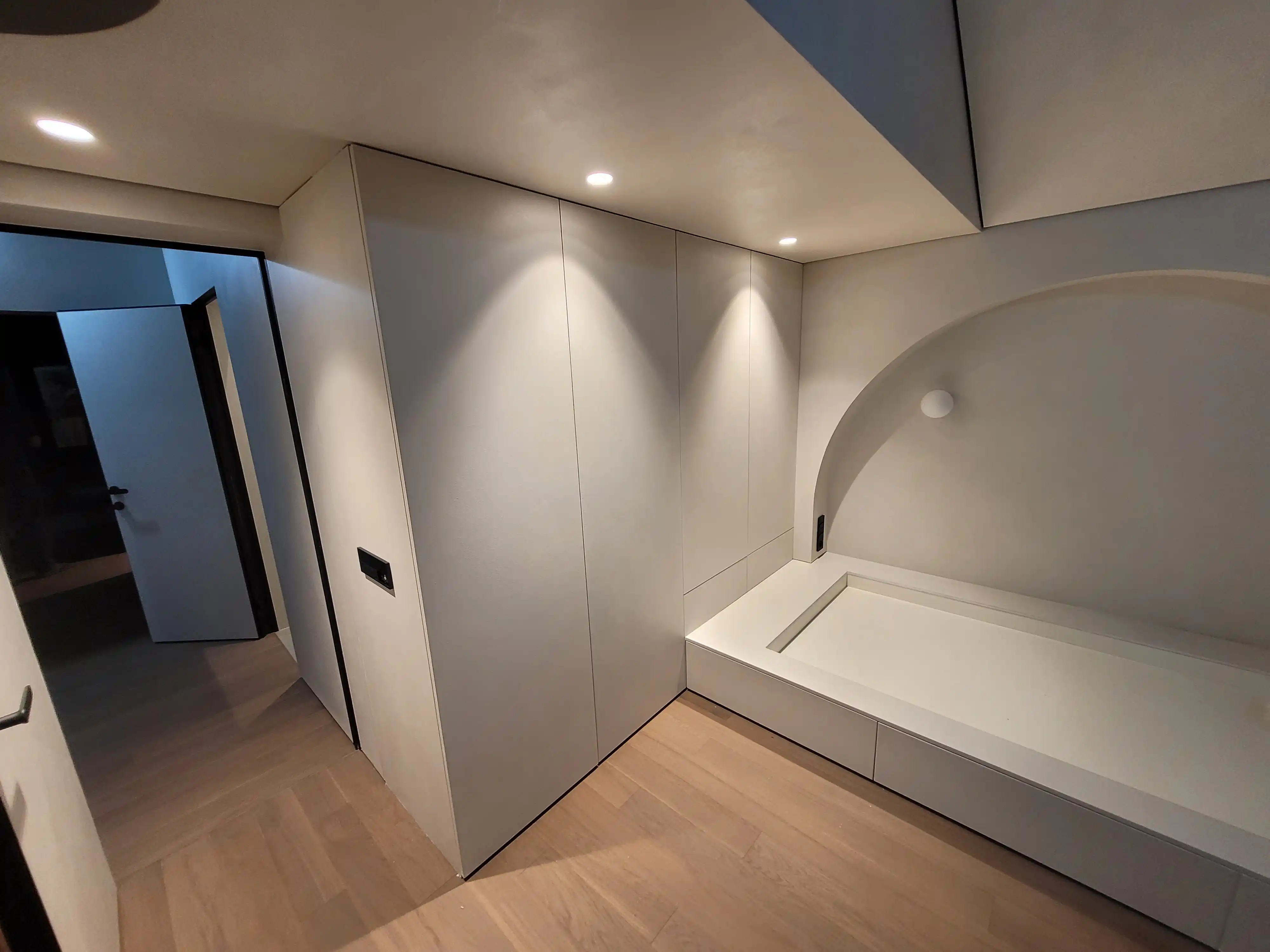 Притязательные обширные виды интерьера на объекте в Москве