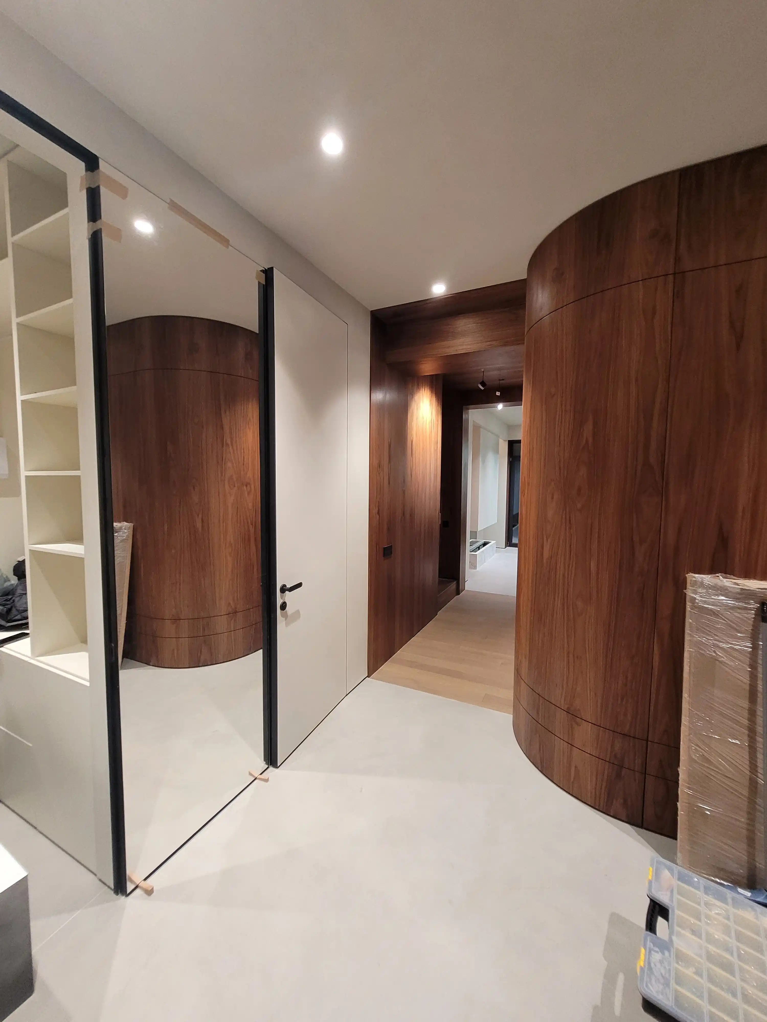 Притязательные обширные виды интерьера на объекте в Москве