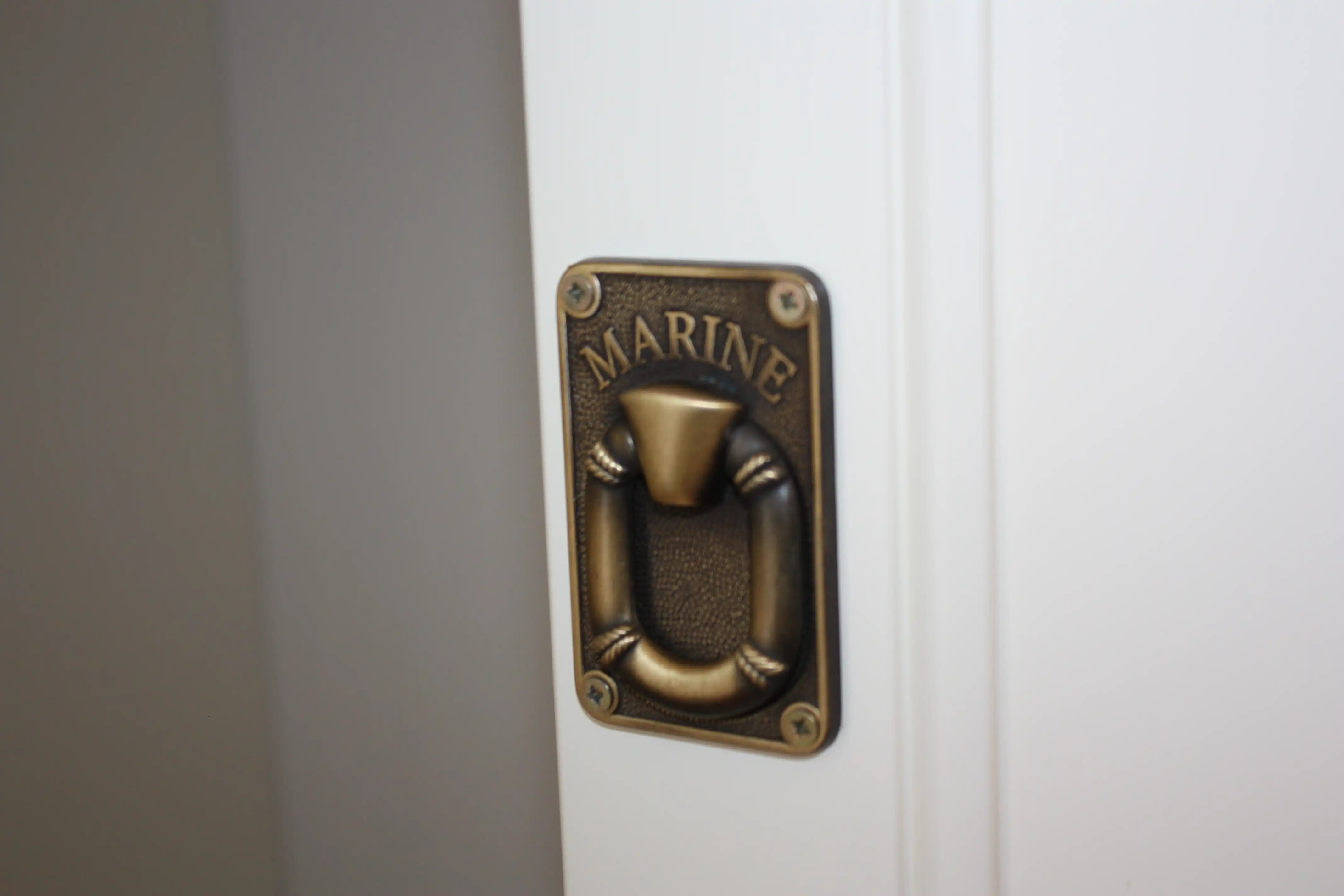 Впечатляющий дизайн мебели в морской стилистике