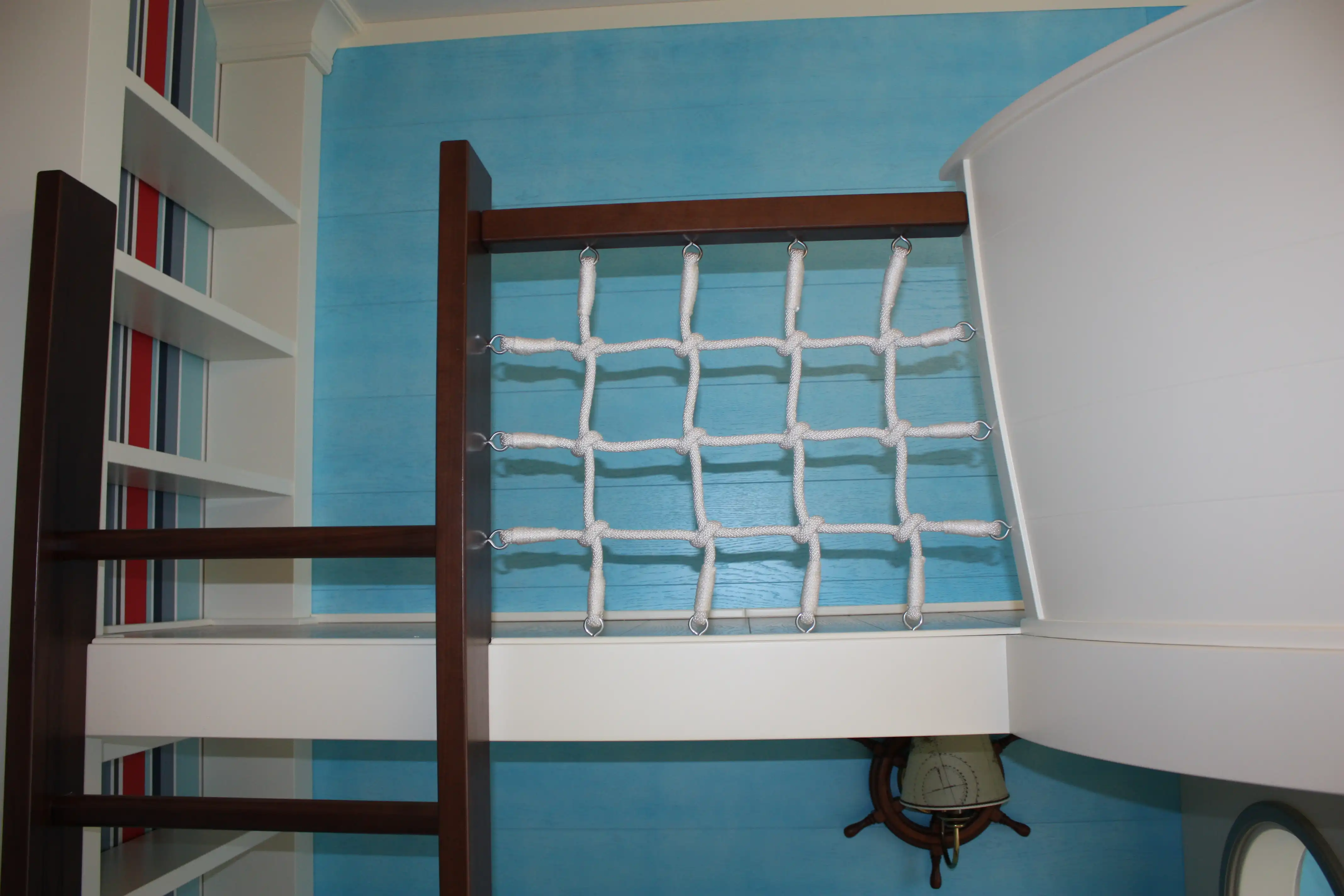 Впечатляющий дизайн мебели в морской стилистике