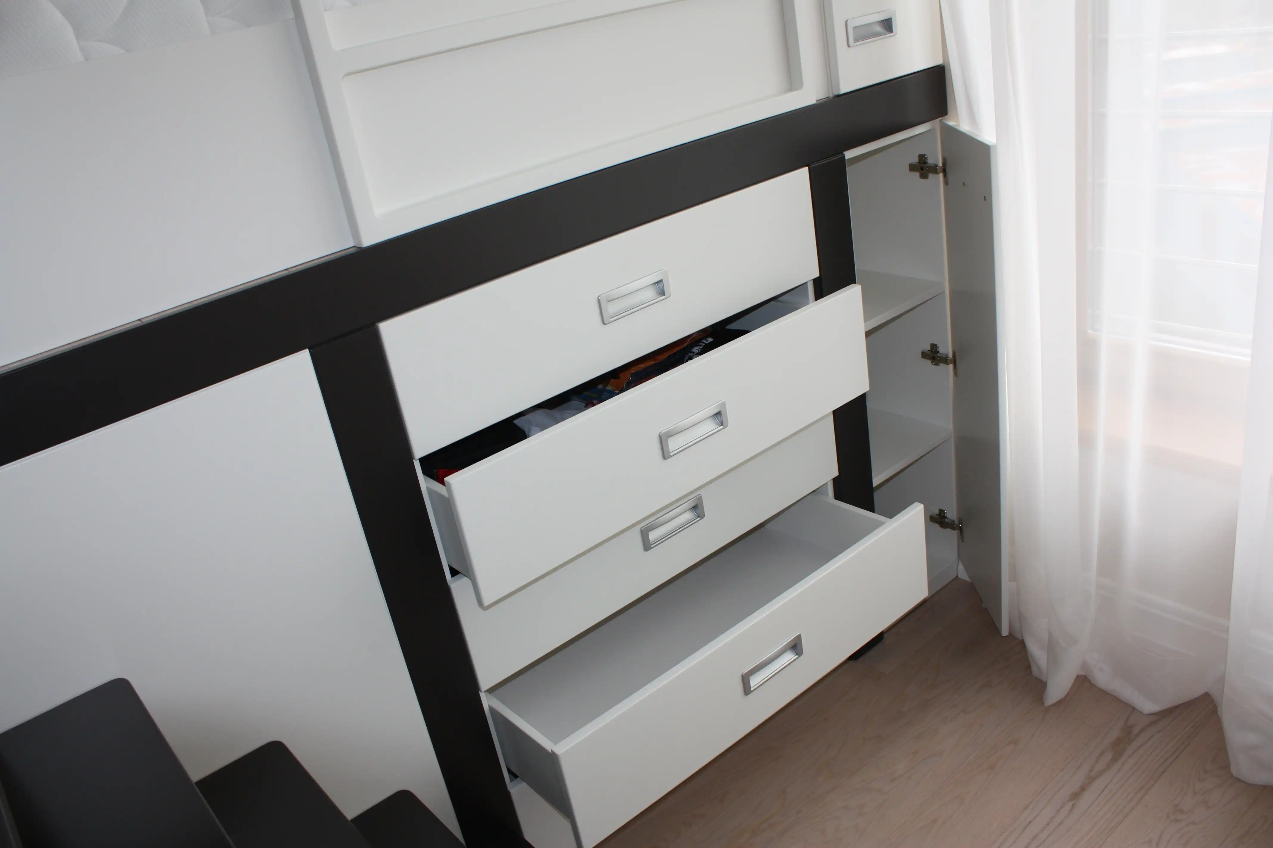 Впечатляющий дизайн мебели в морской стилистике