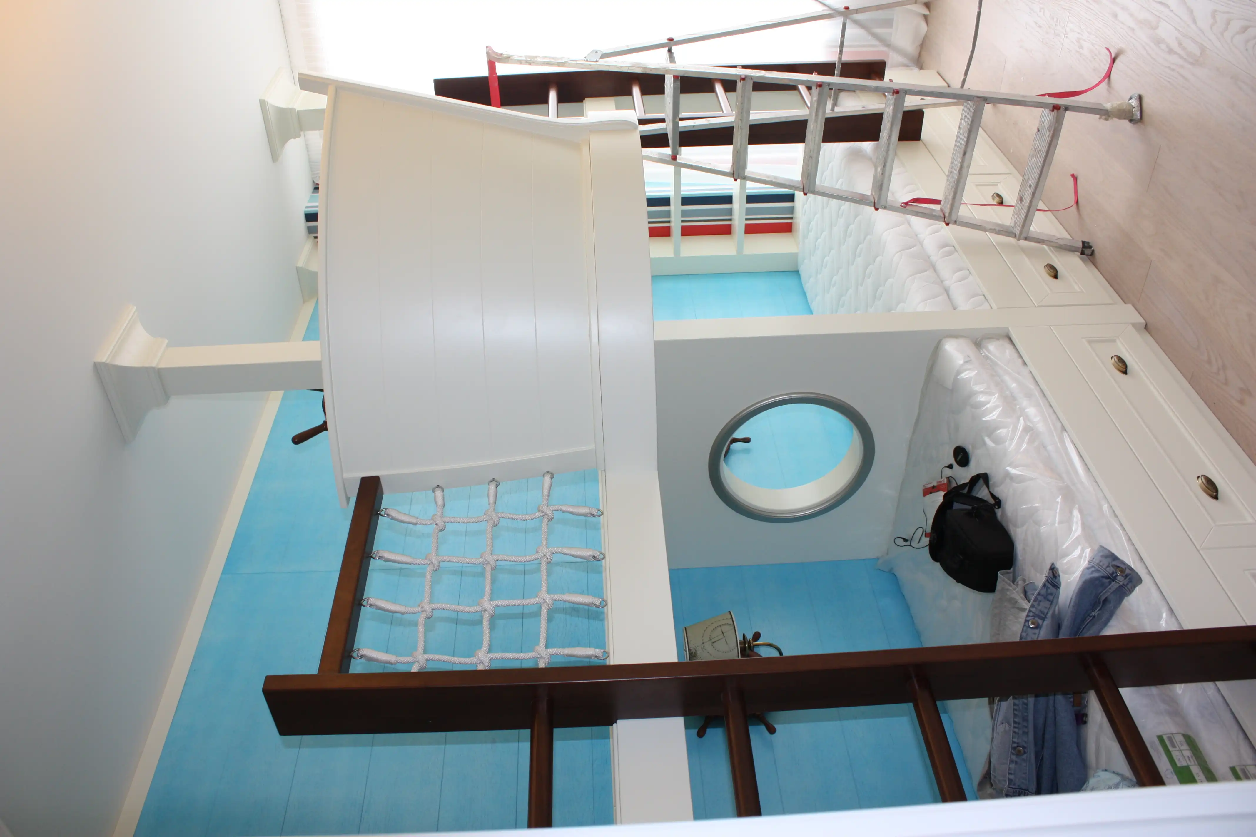 Впечатляющий дизайн мебели в морской стилистике