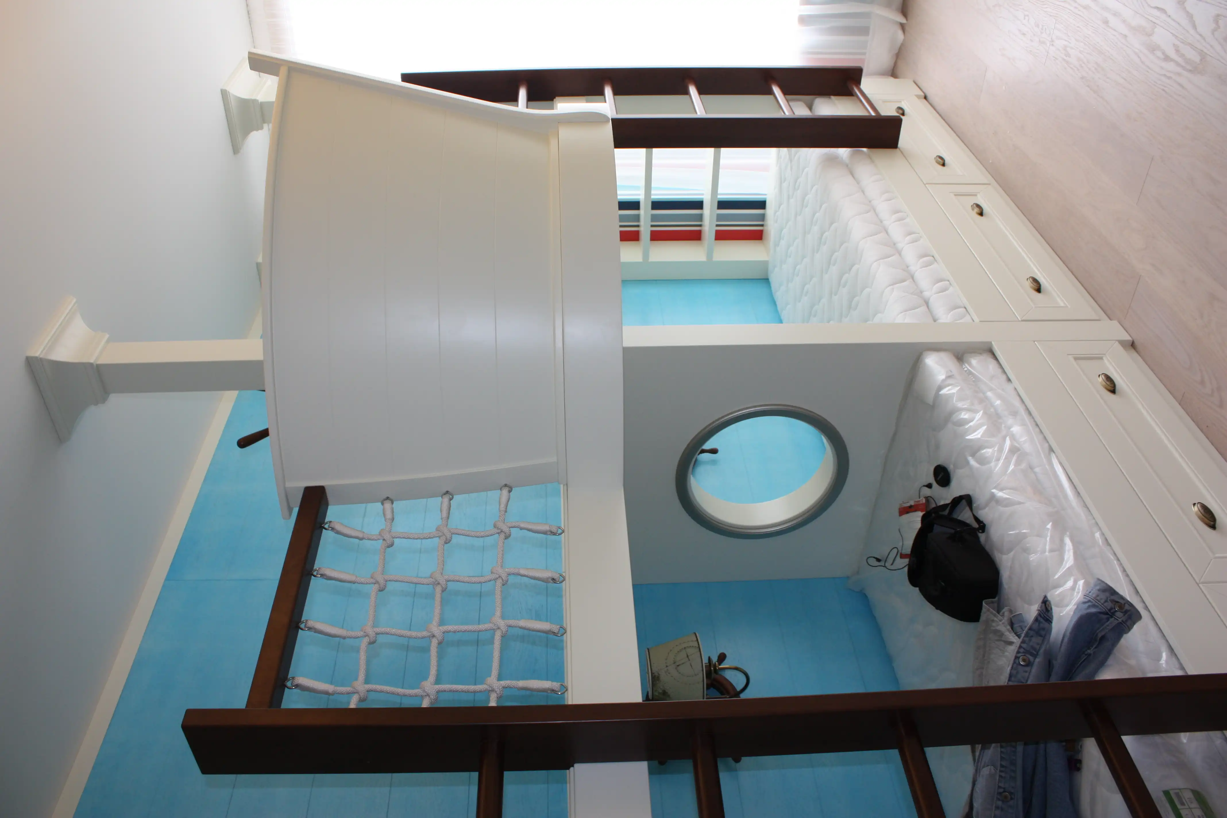 Впечатляющий дизайн мебели в морской стилистике