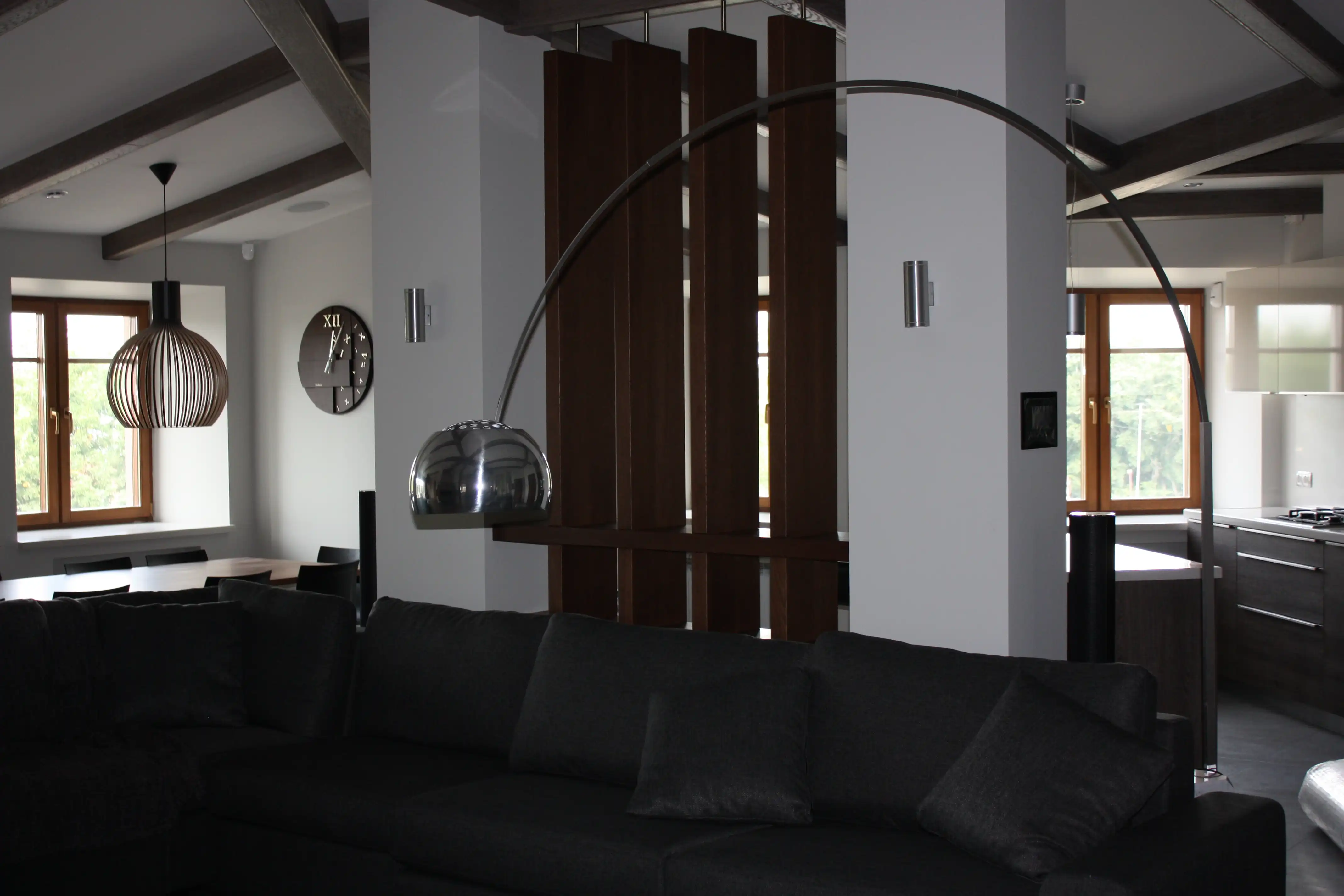 Демонстративные изображения мебель в тёмных тонах