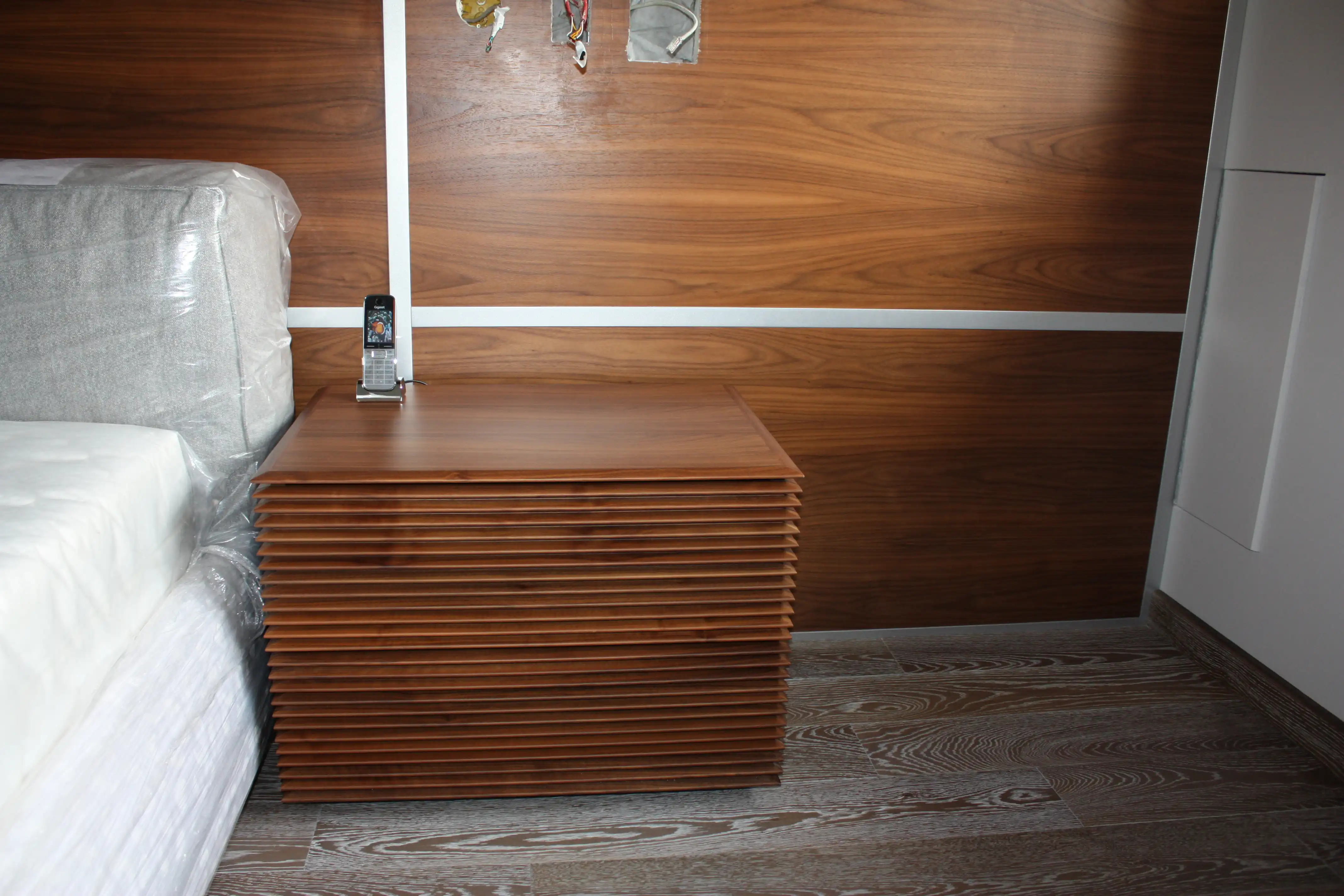 Демонстративные изображения мебель в тёмных тонах