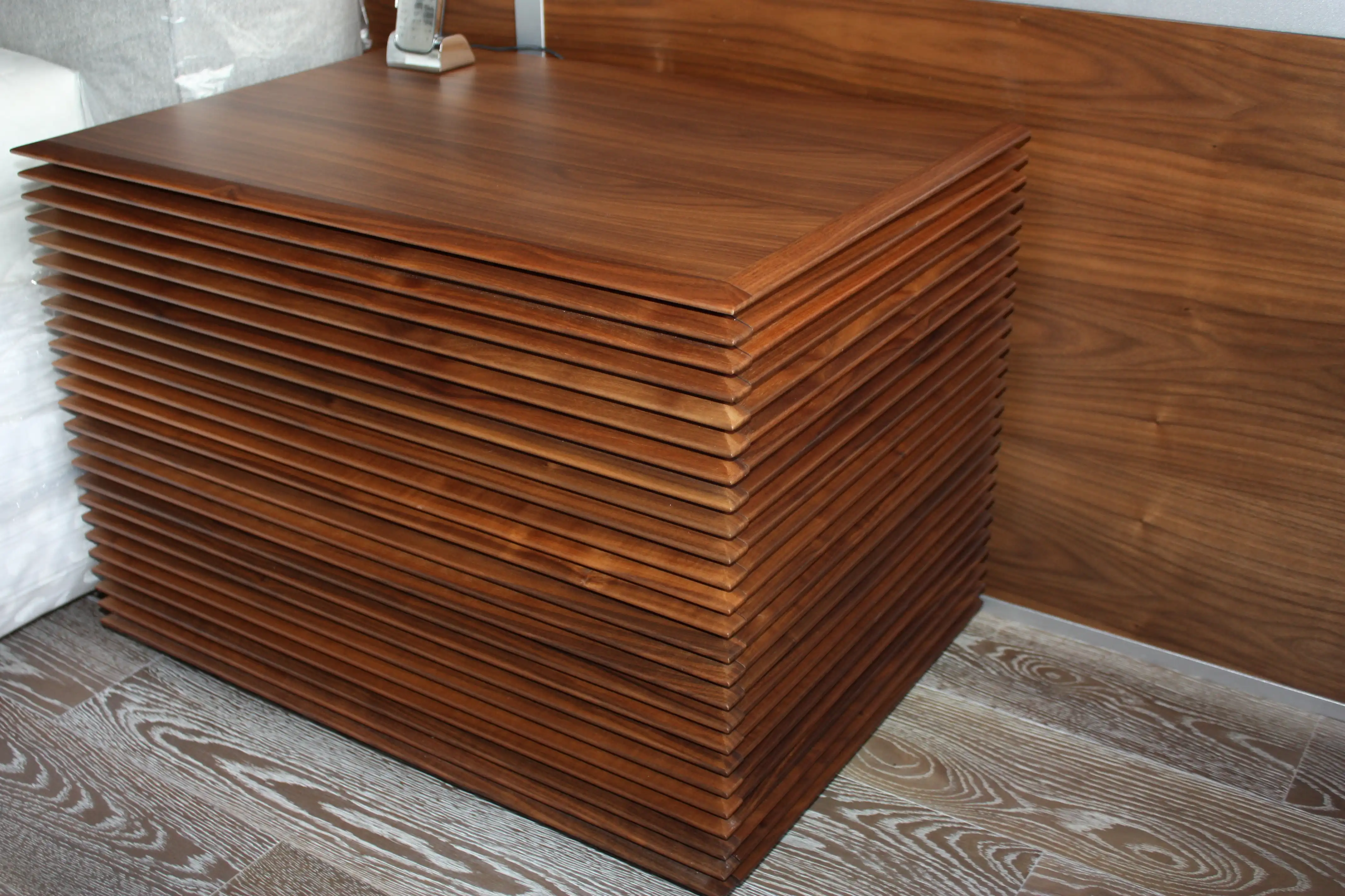 Демонстративные изображения мебель в тёмных тонах