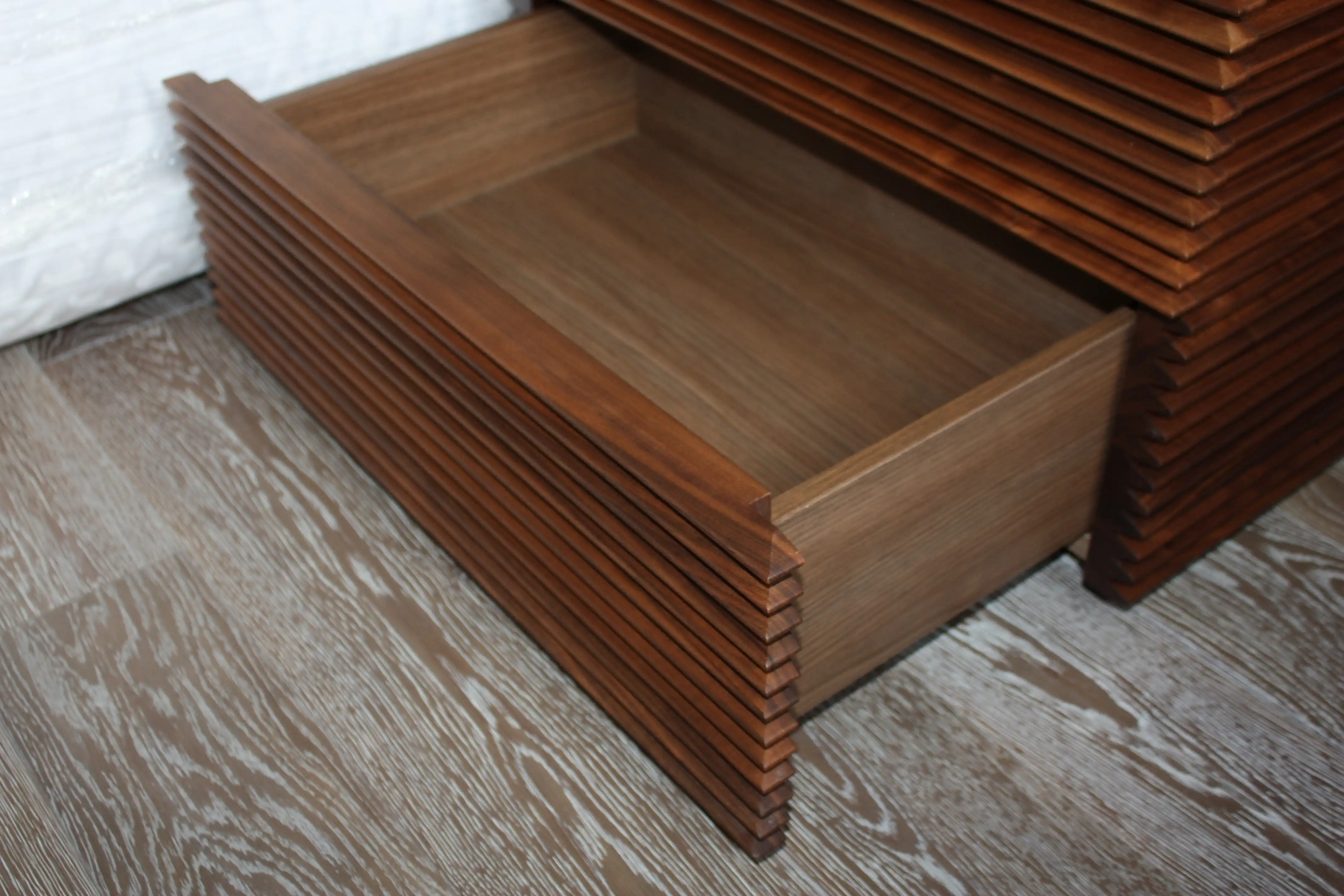 Демонстративные изображения мебель в тёмных тонах