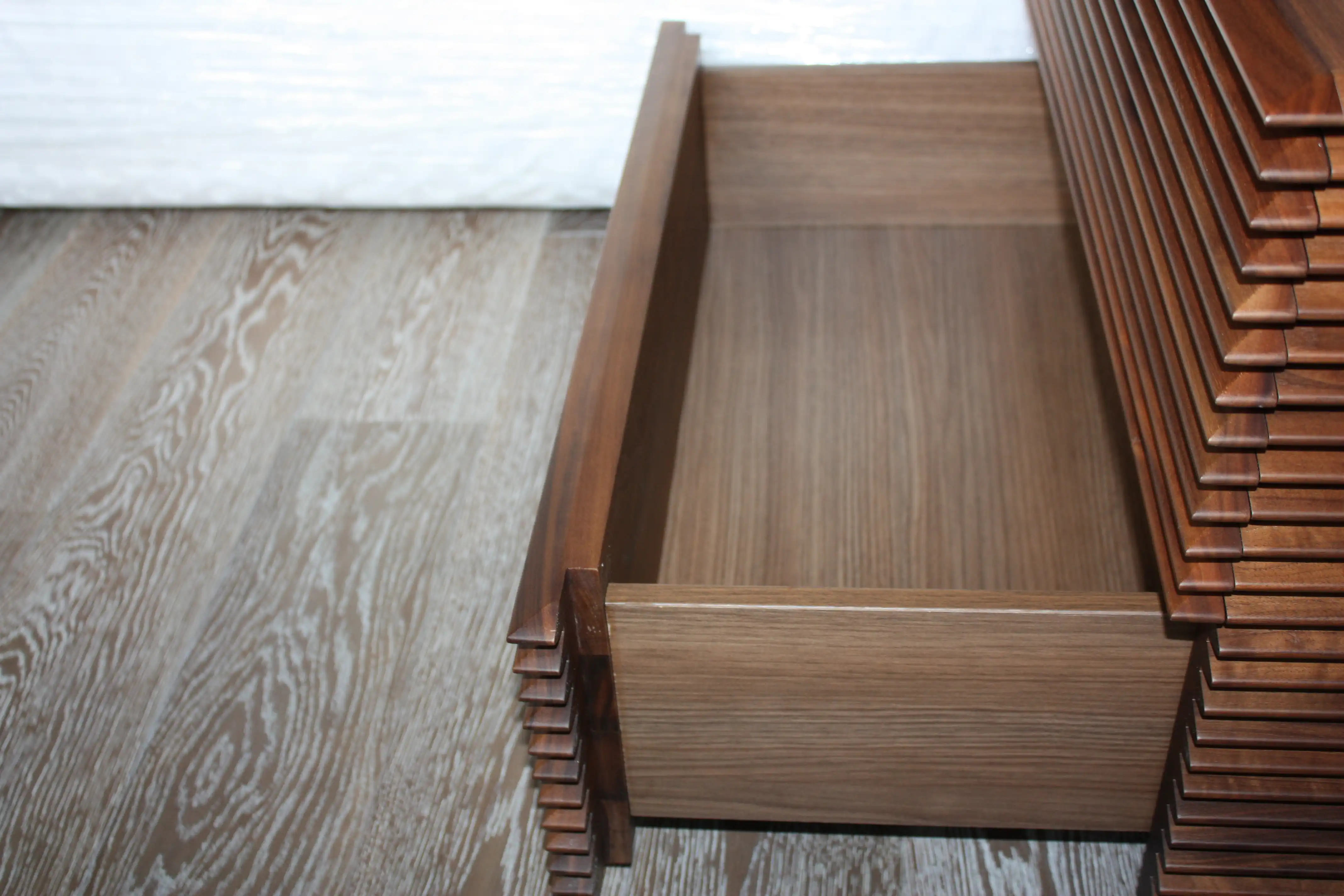 Демонстративные изображения мебель в тёмных тонах