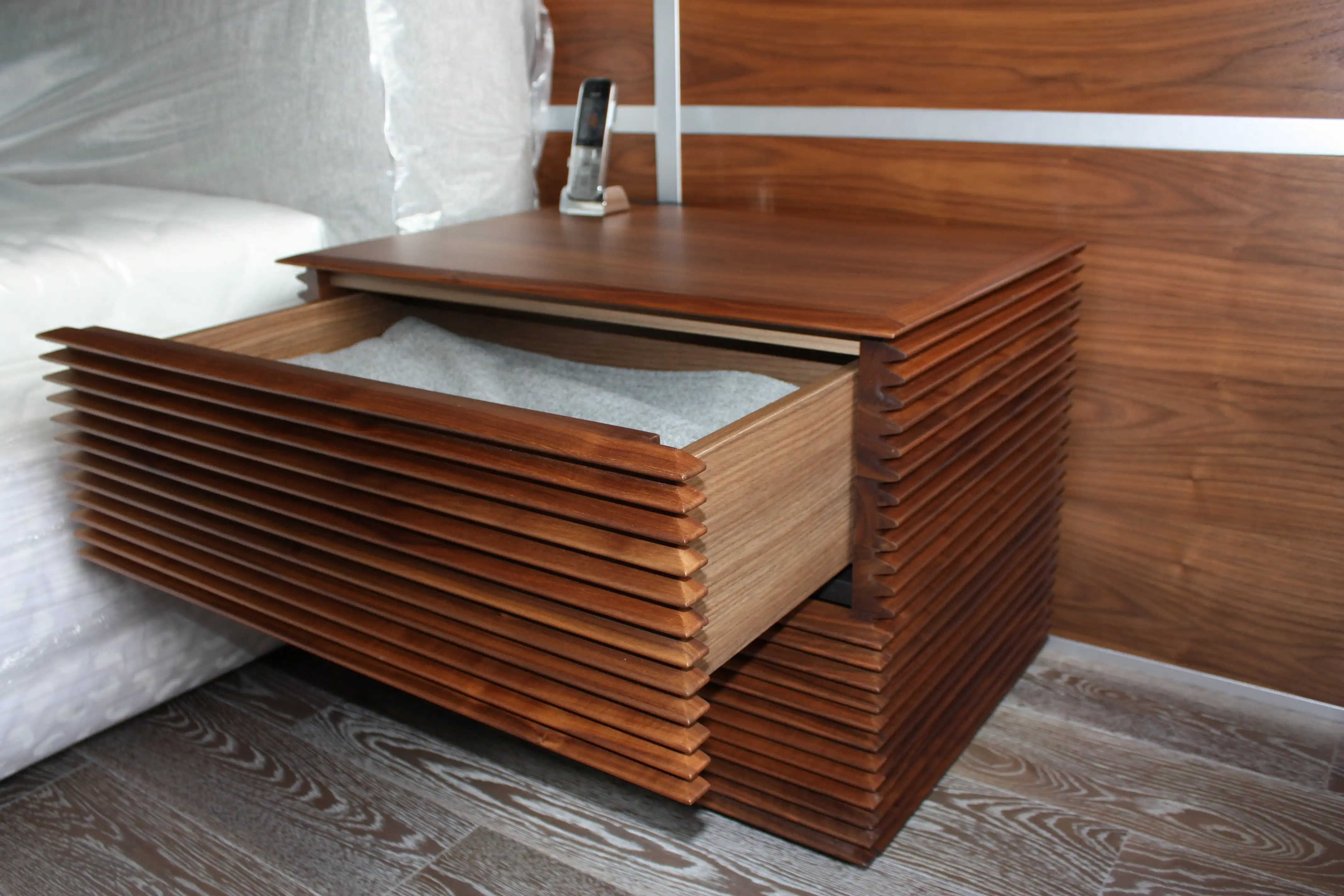 Демонстративные изображения мебель в тёмных тонах