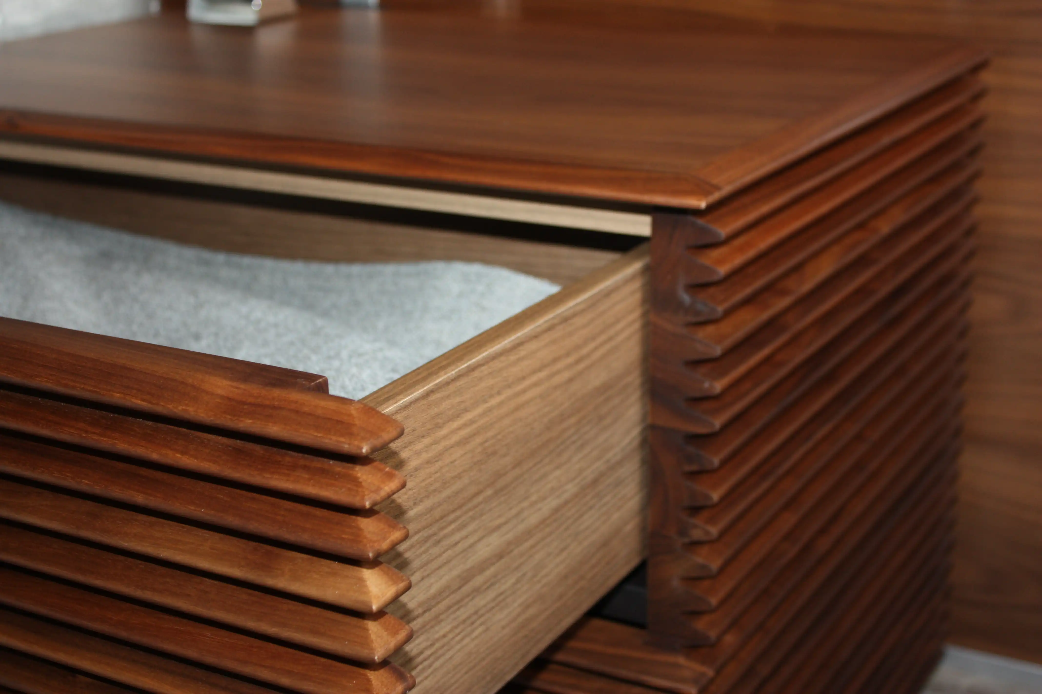 Демонстративные изображения мебель в тёмных тонах