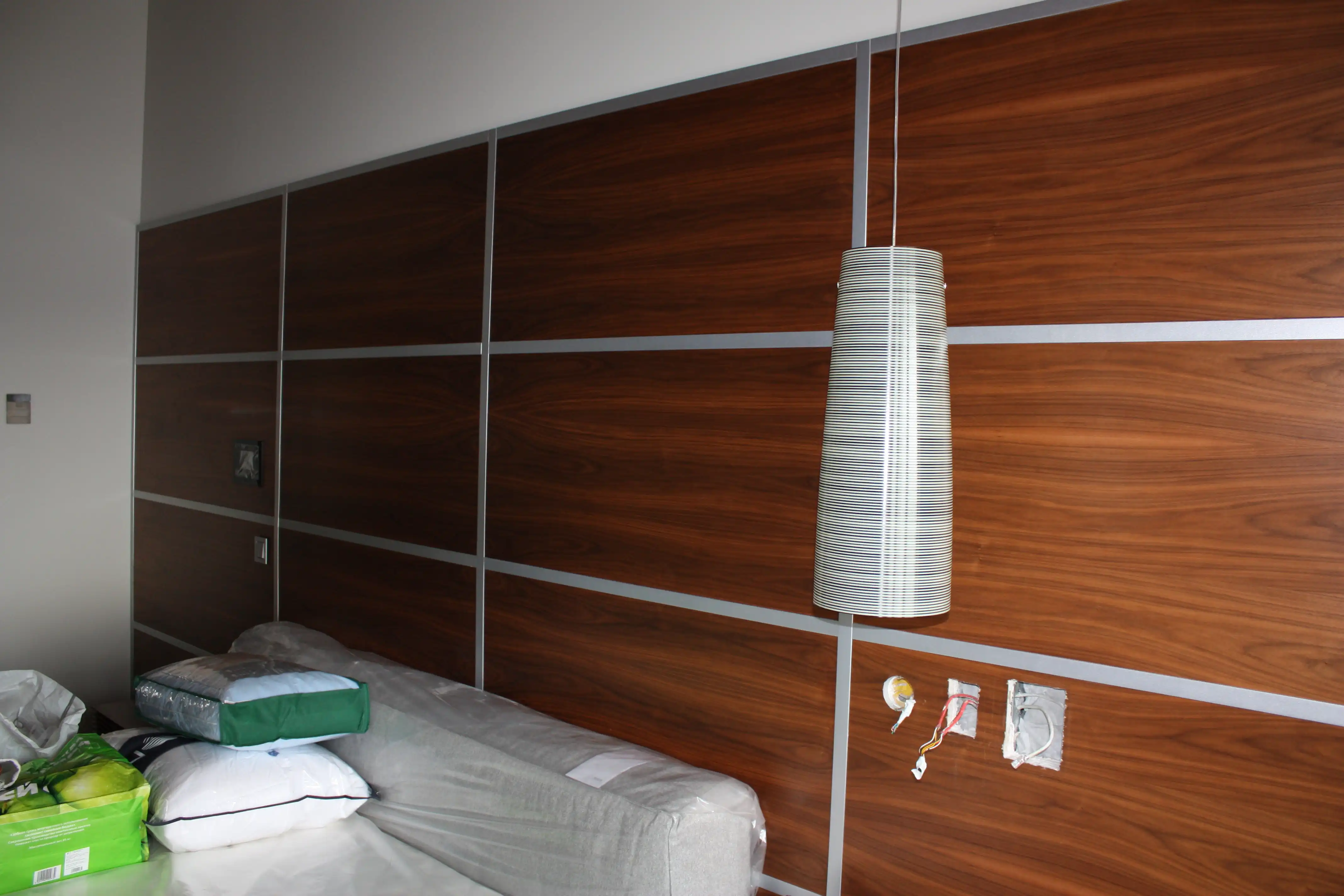 Демонстративные изображения мебель в тёмных тонах