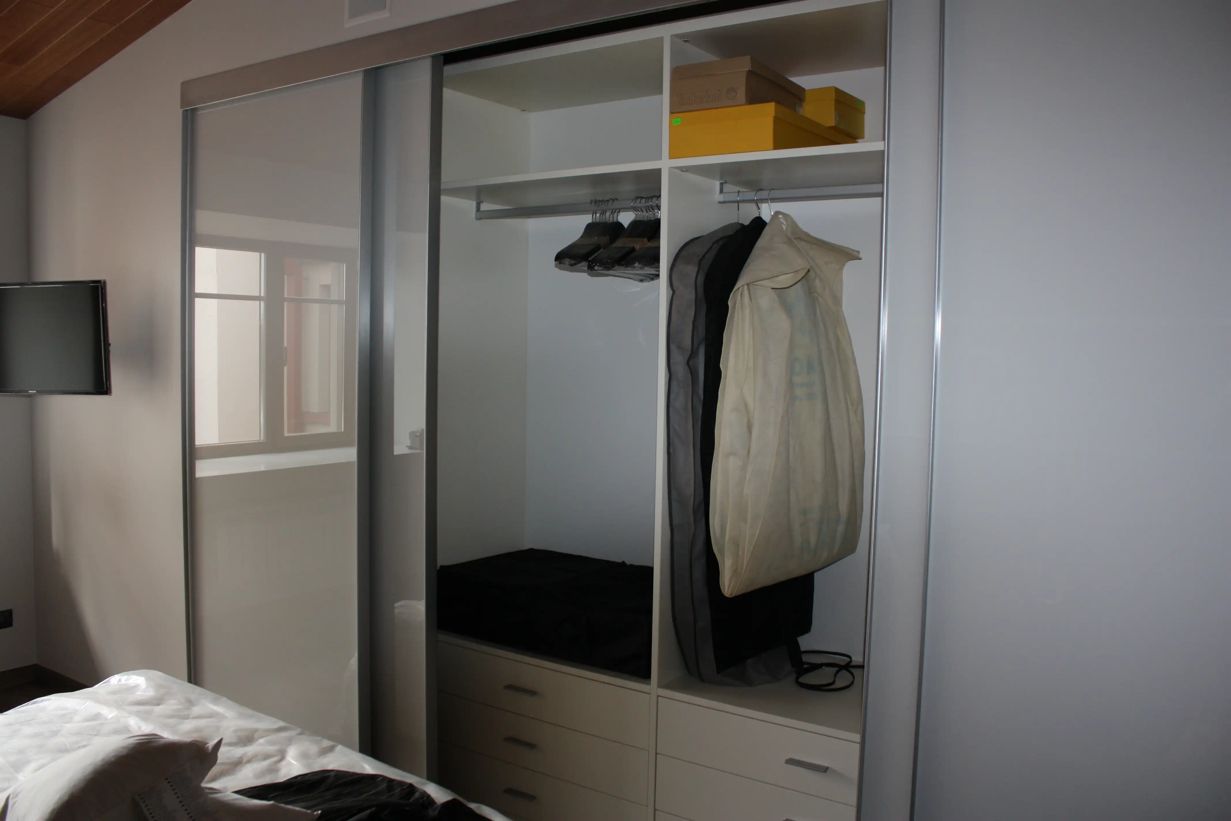 Демонстративные изображения мебель в тёмных тонах