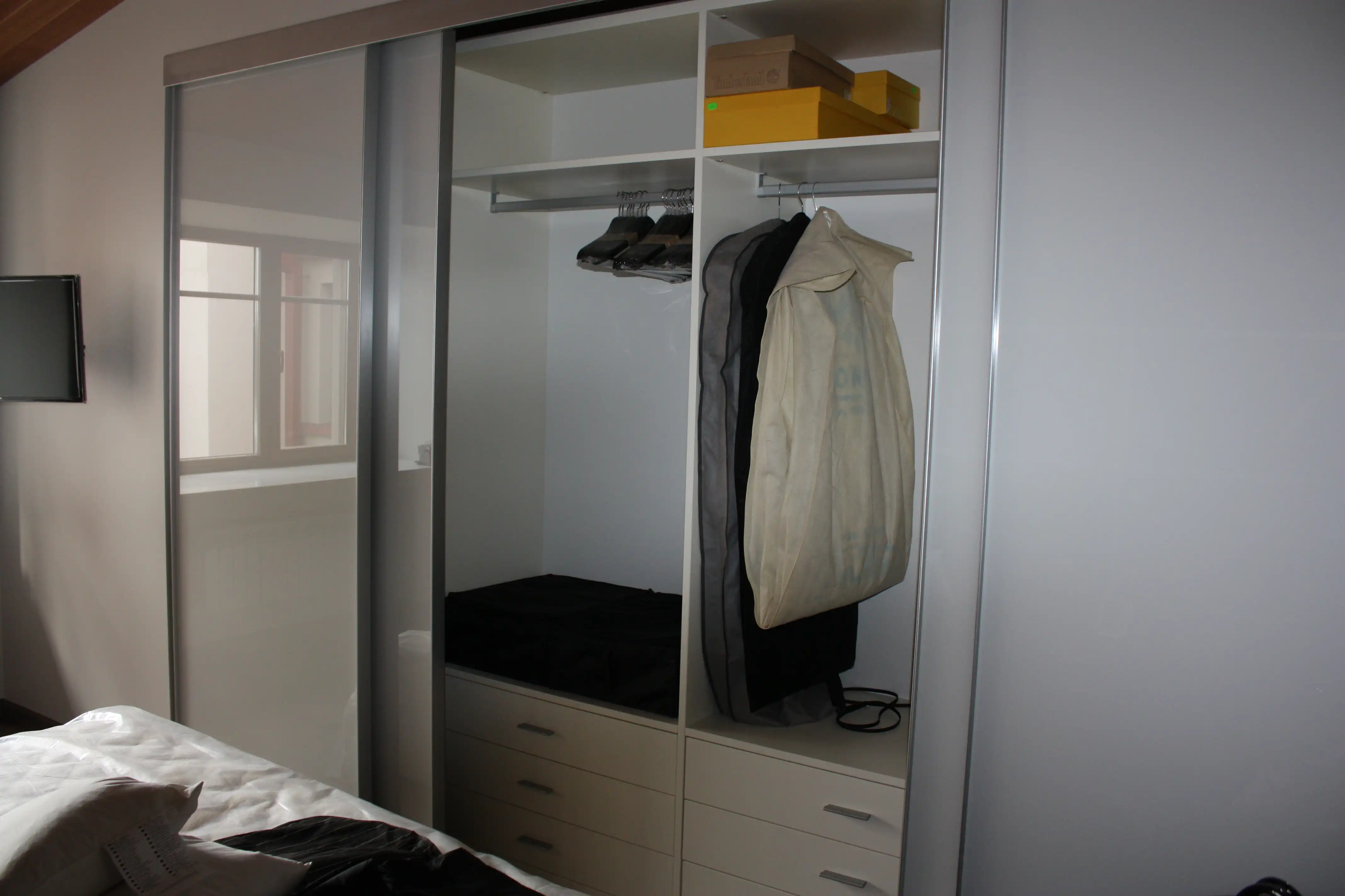 Демонстративные изображения мебель в тёмных тонах