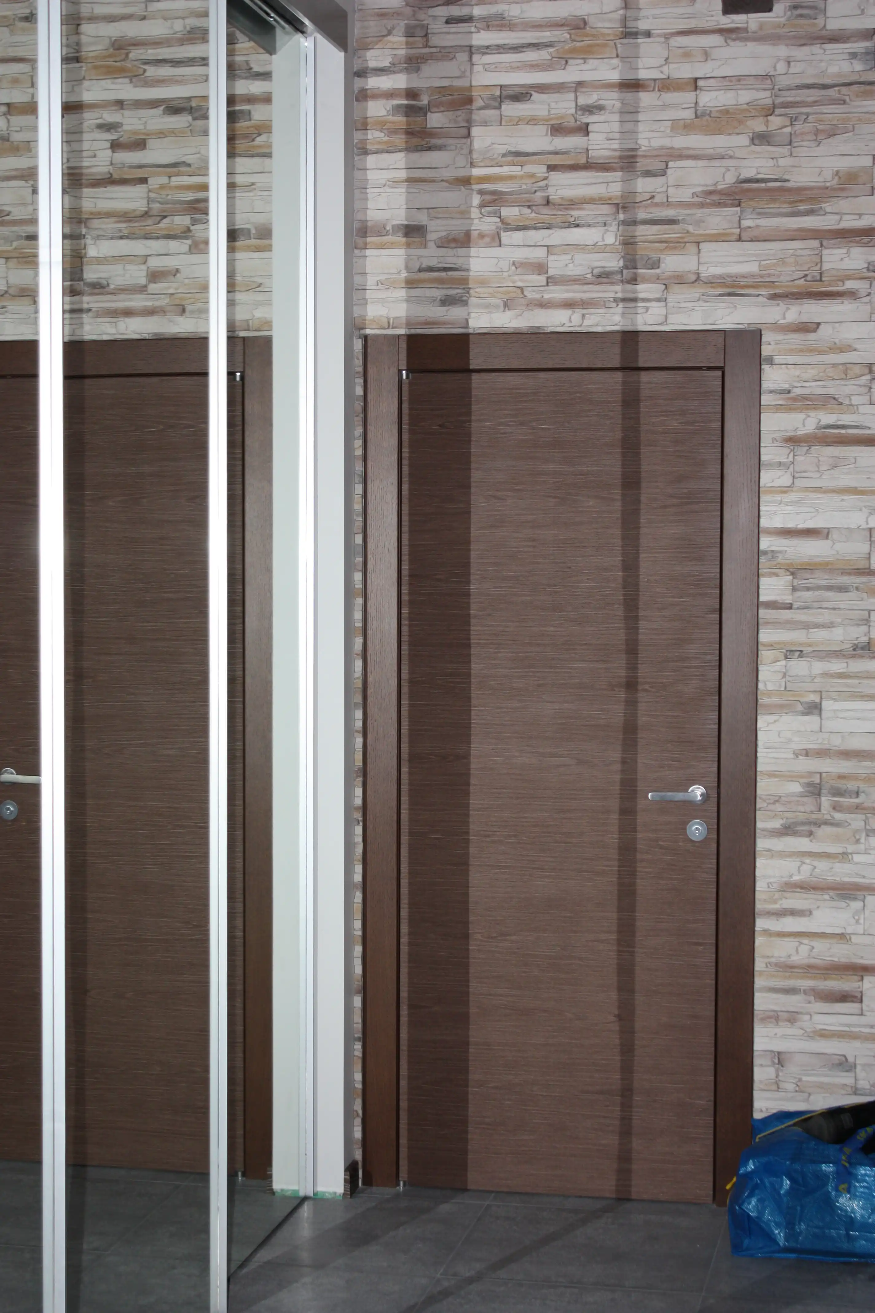 Демонстративные изображения мебель в тёмных тонах