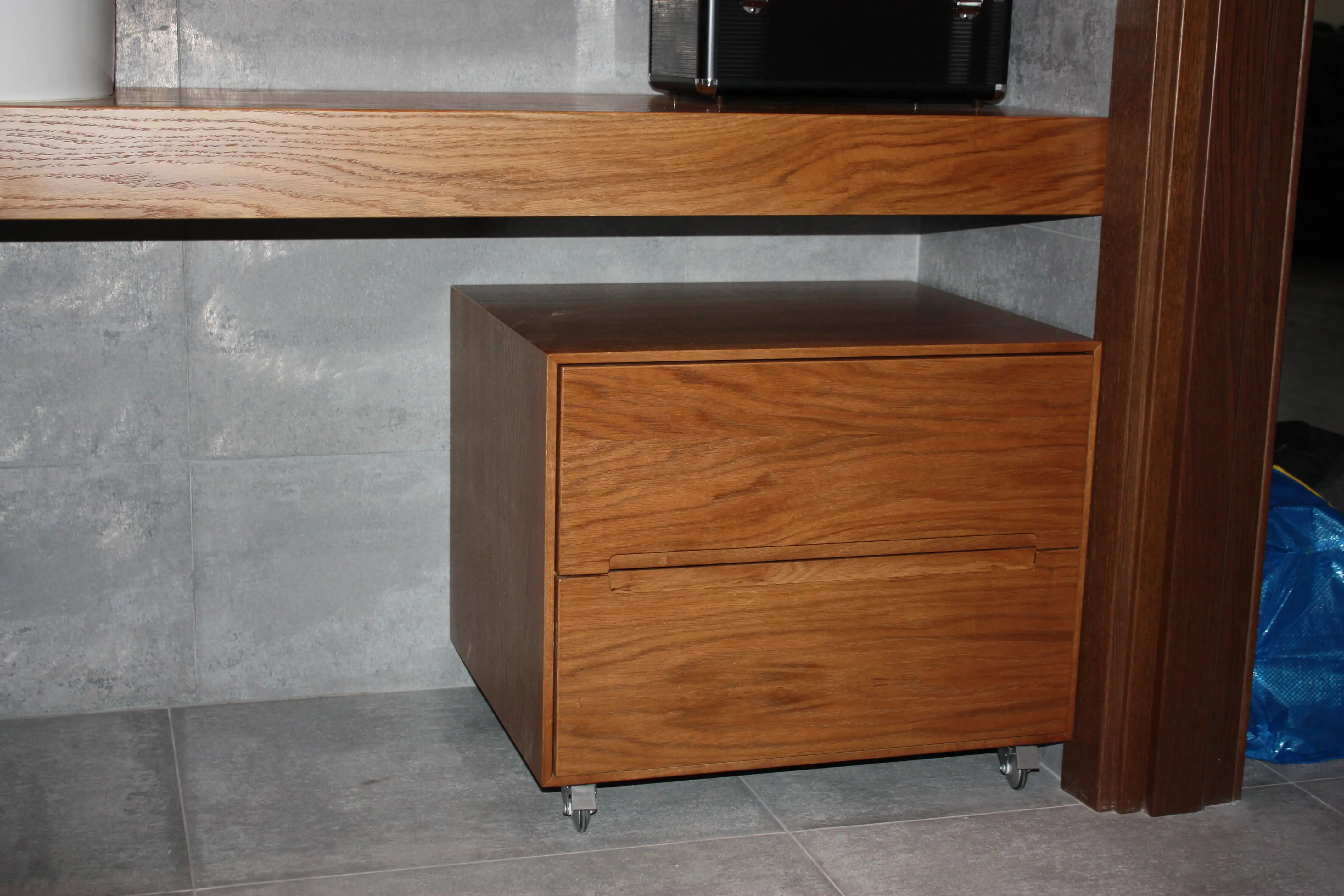 Демонстративные изображения мебель в тёмных тонах