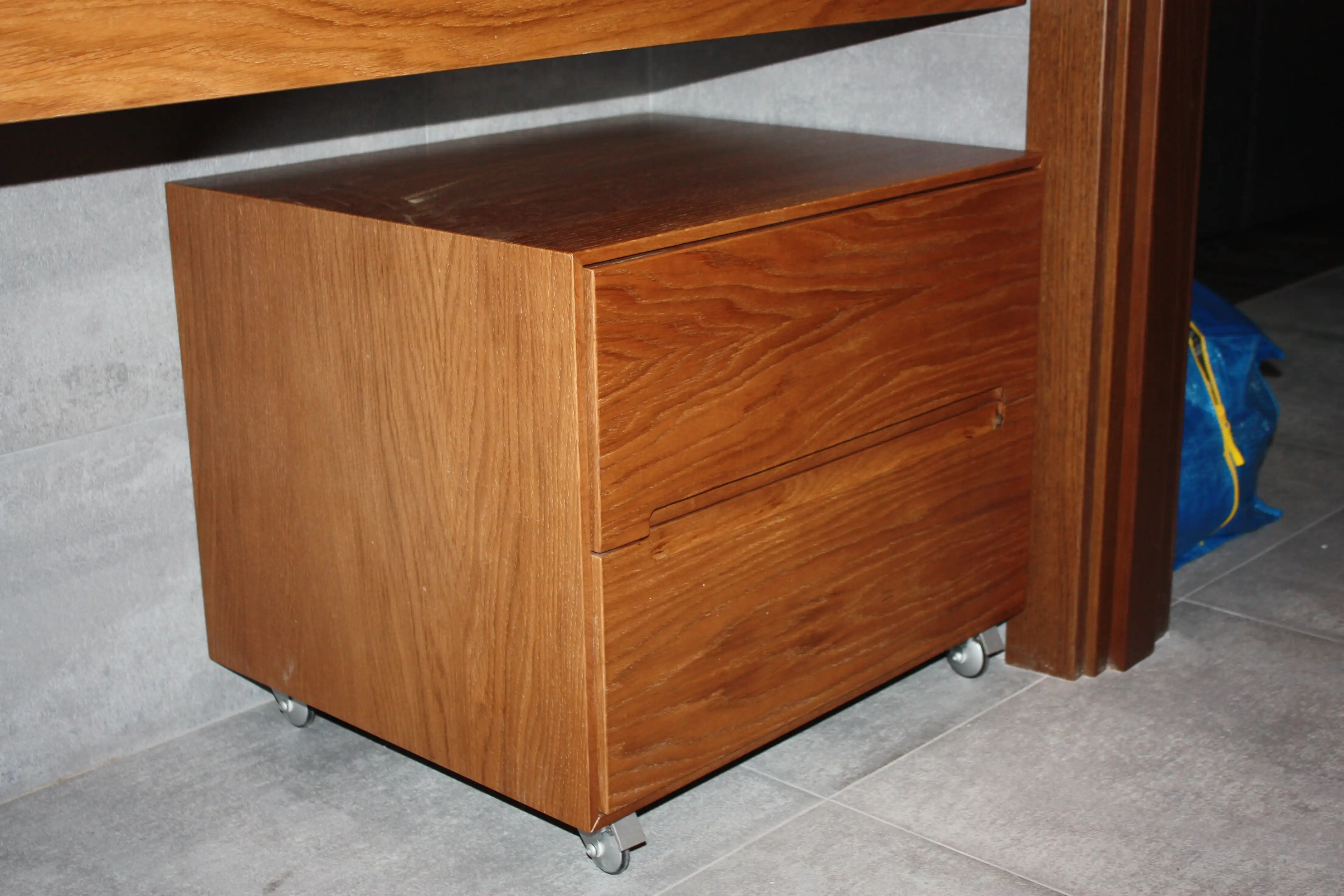 Демонстративные изображения мебель в тёмных тонах