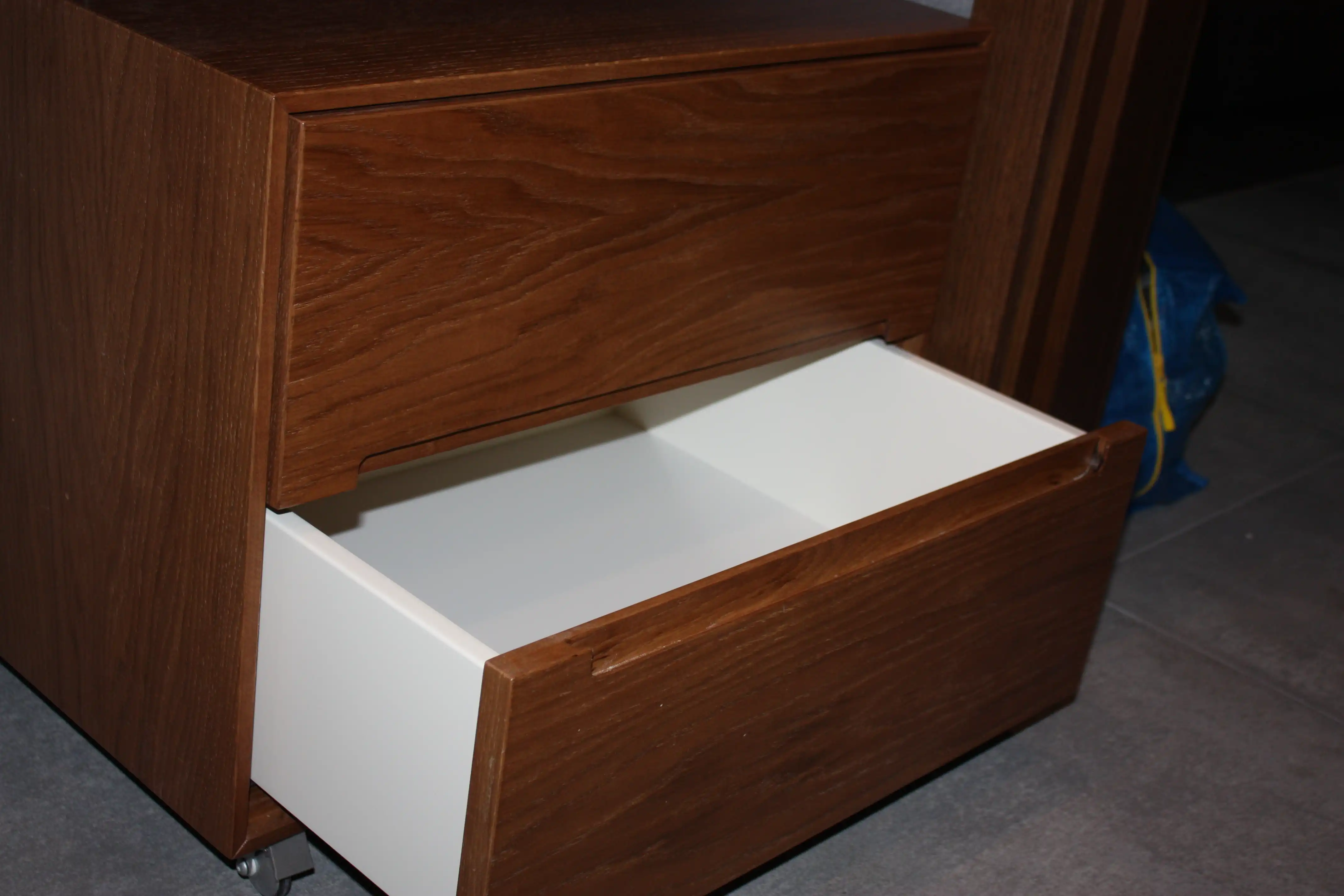 Демонстративные изображения мебель в тёмных тонах