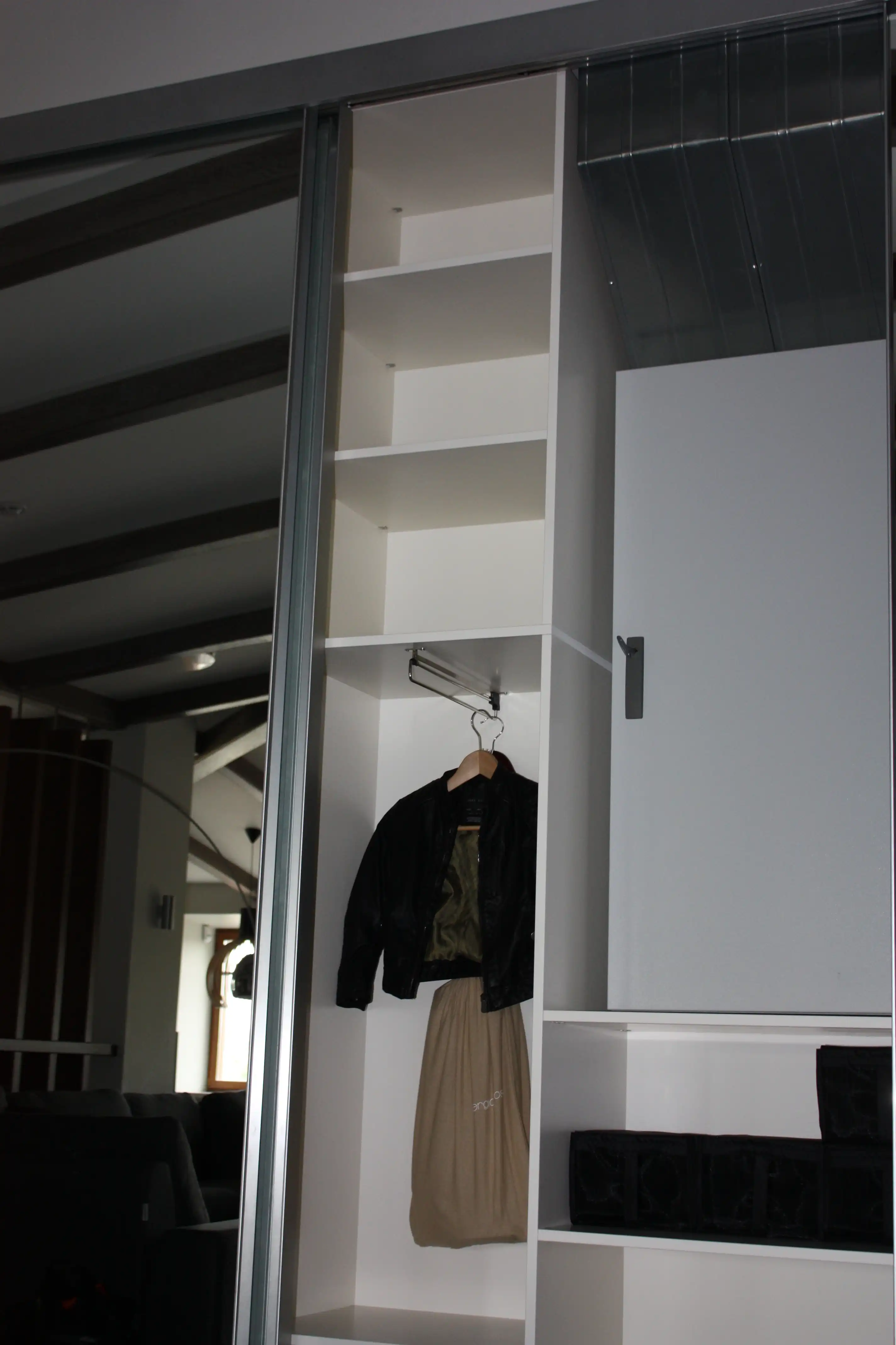 Демонстративные изображения мебель в тёмных тонах