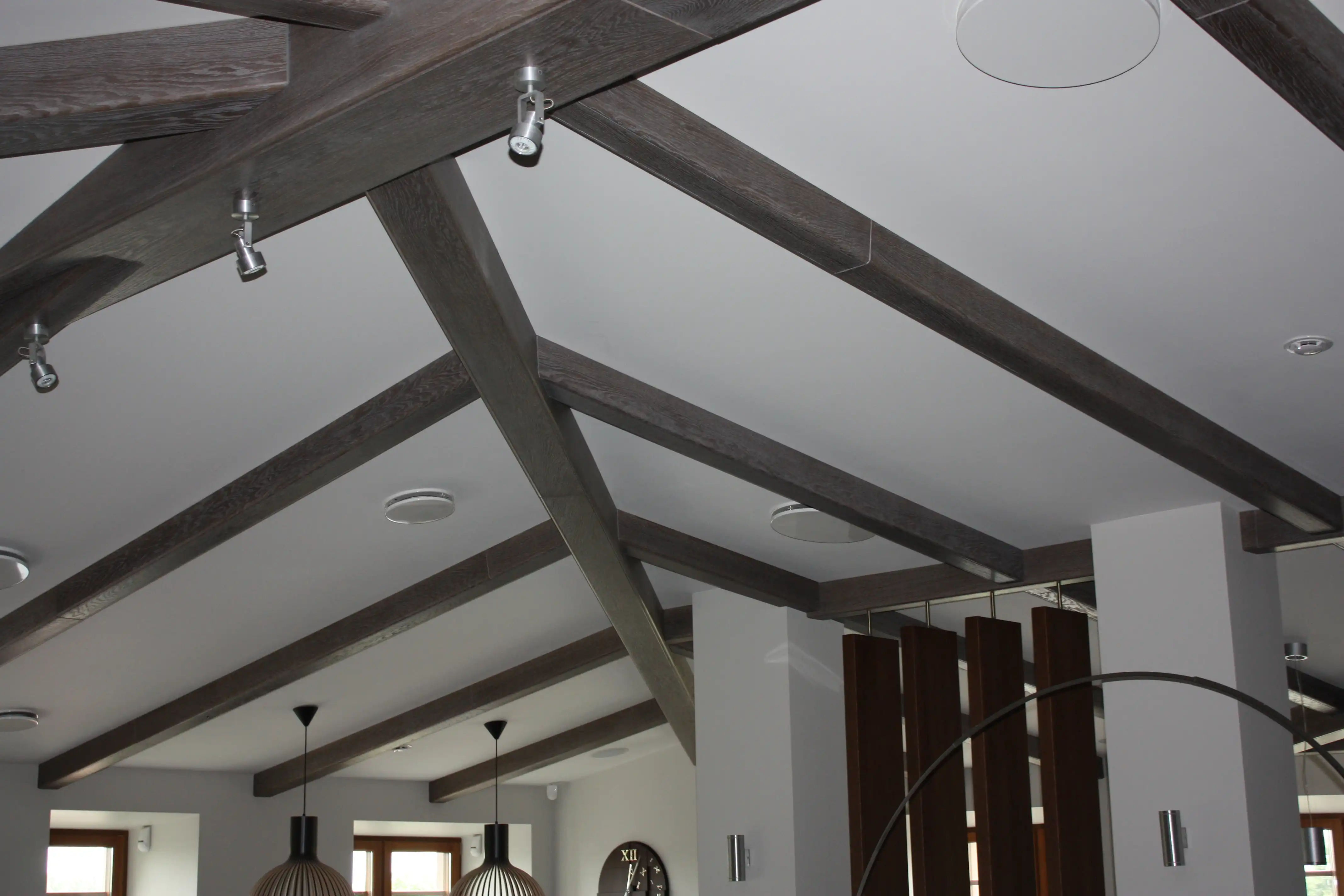 Демонстративные изображения мебель в тёмных тонах