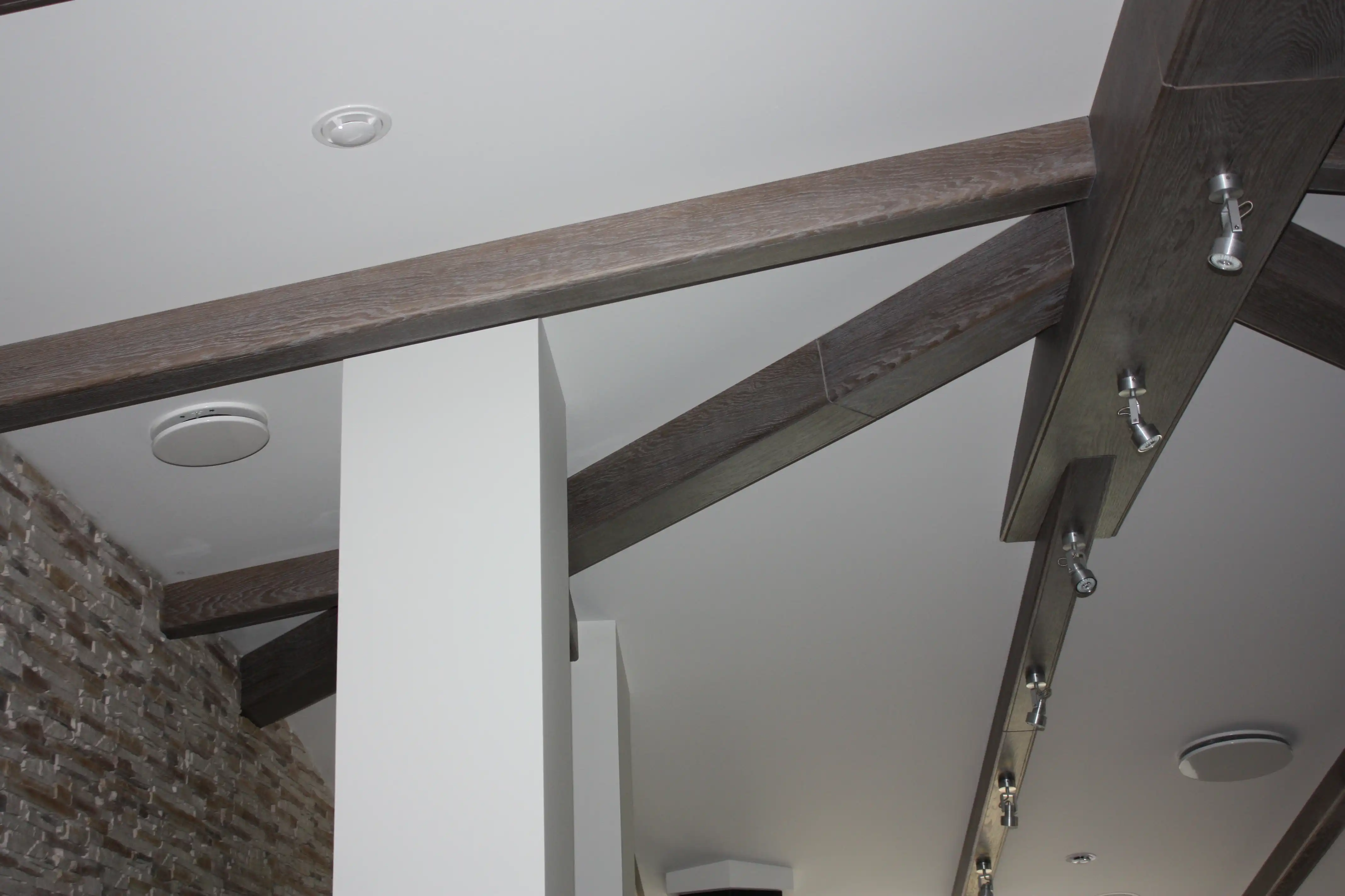 Демонстративные изображения мебель в тёмных тонах