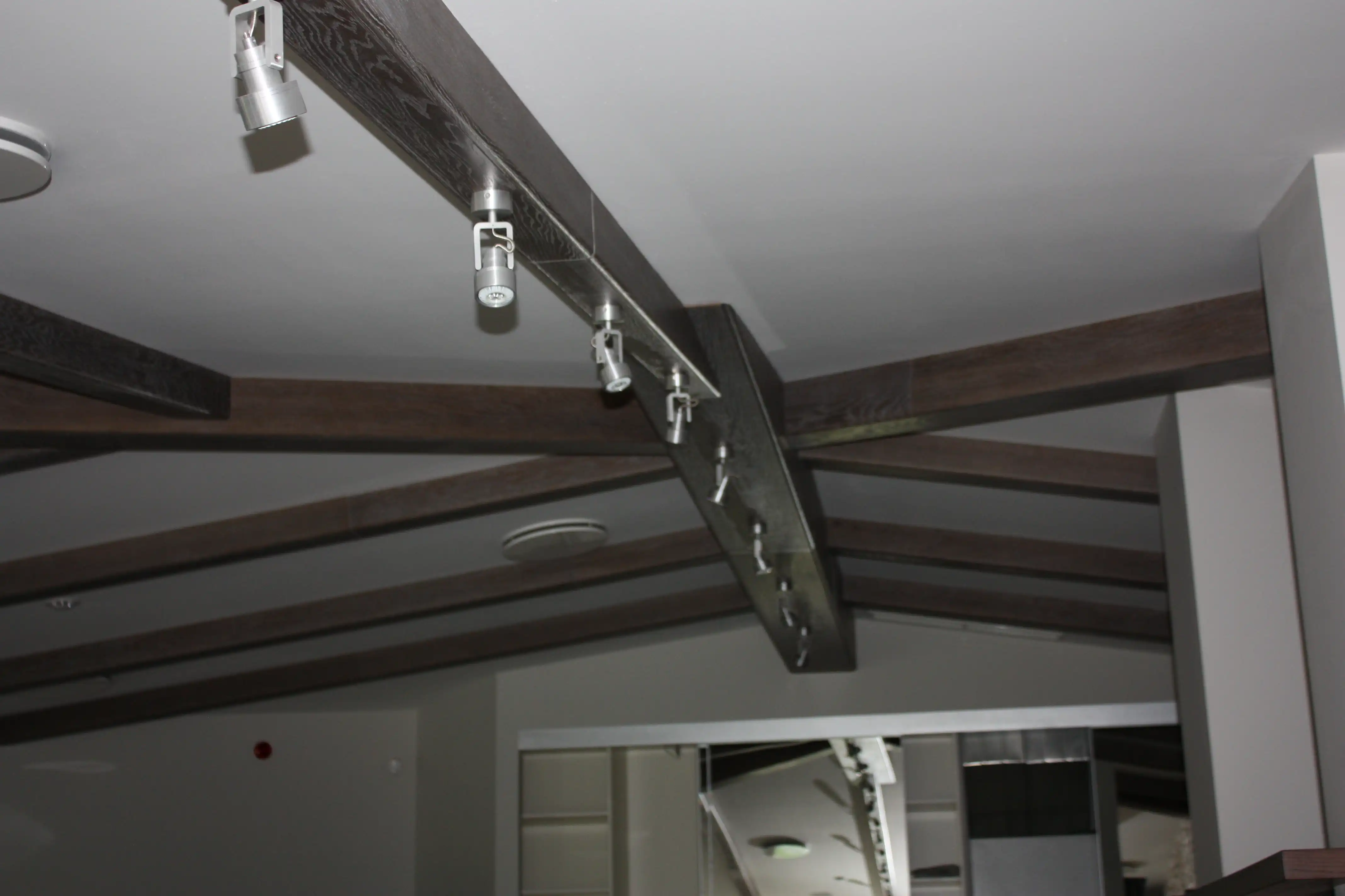 Демонстративные изображения мебель в тёмных тонах