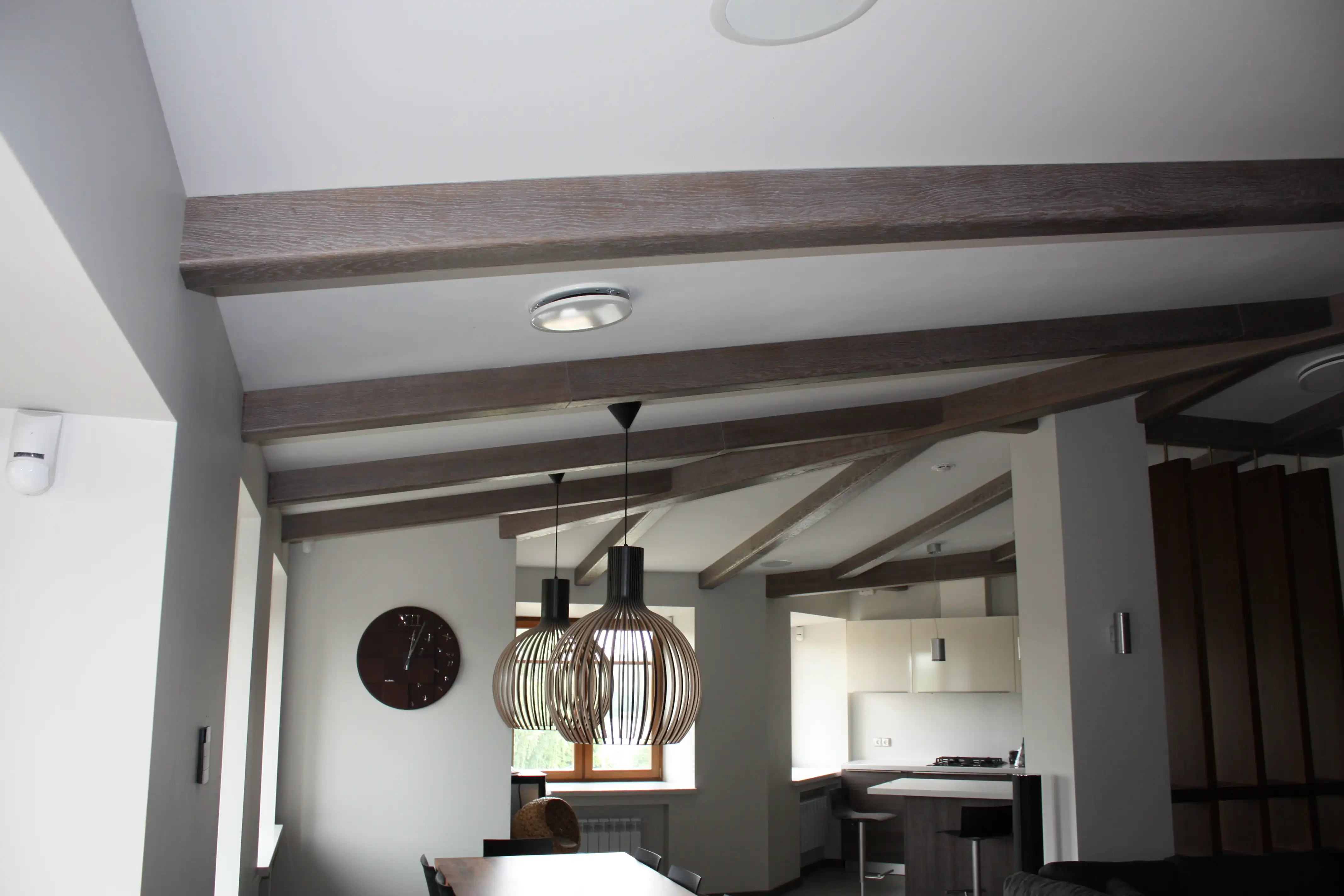 Демонстративные изображения мебель в тёмных тонах