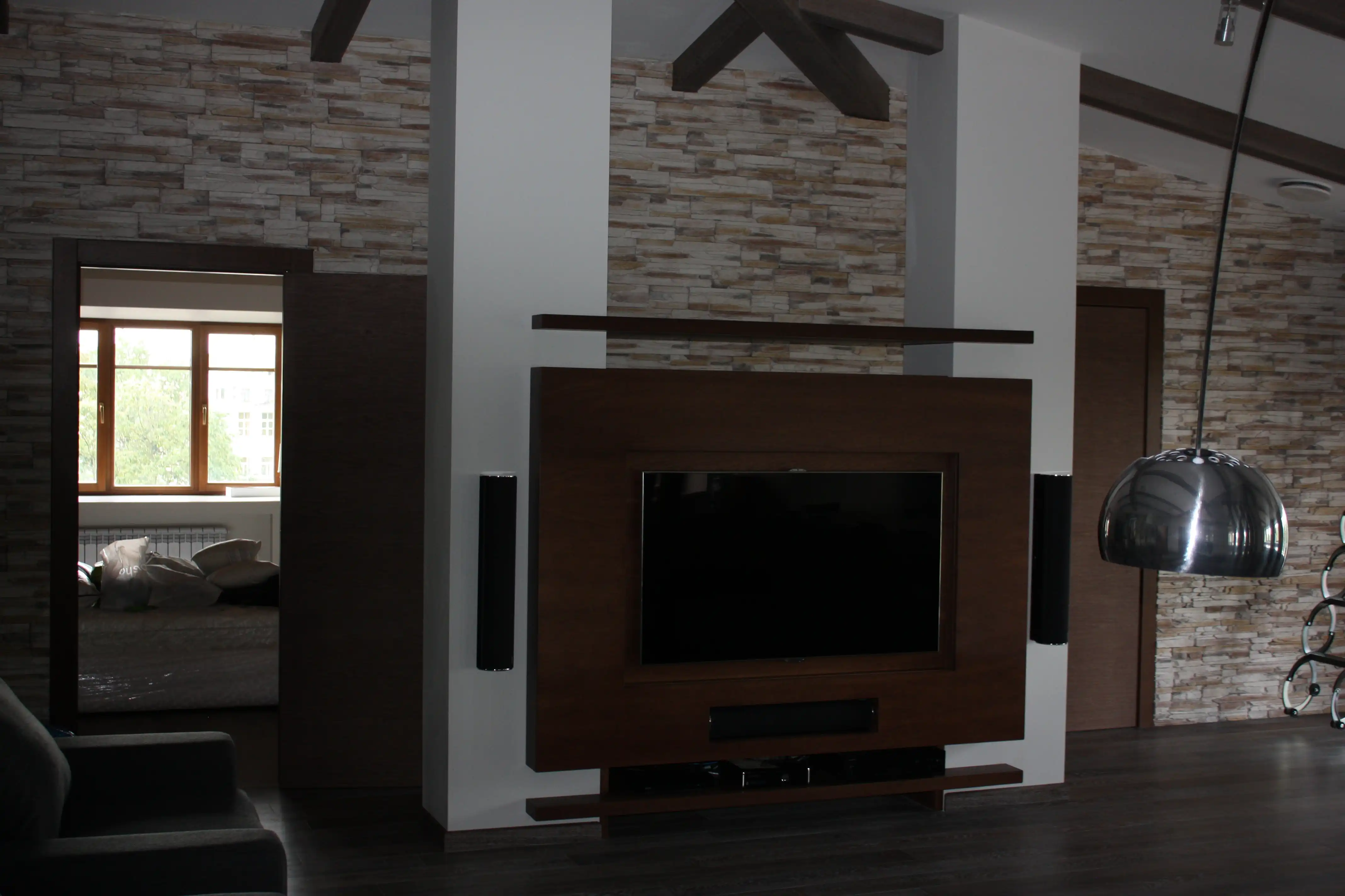 Демонстративные изображения мебель в тёмных тонах