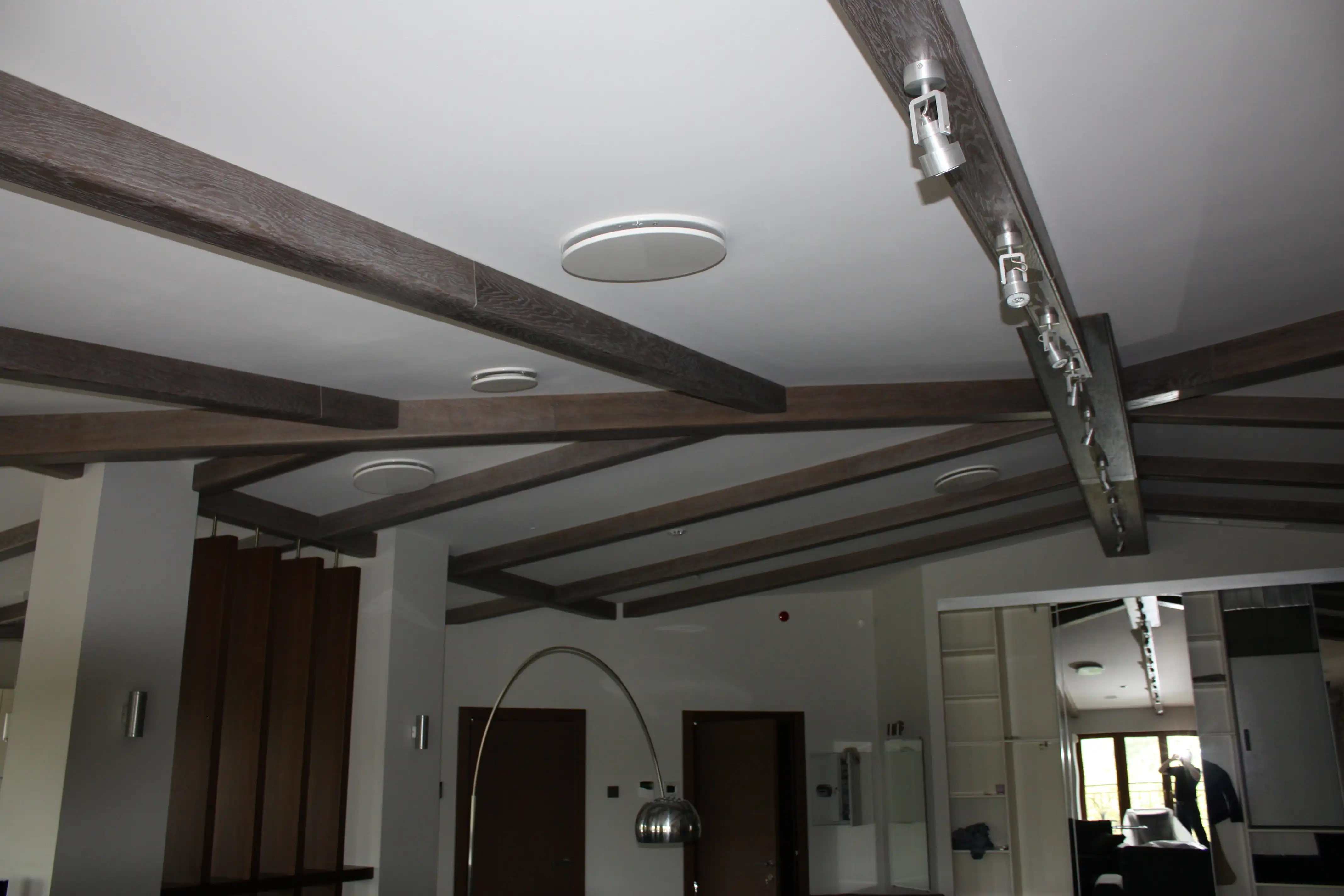 Демонстративные изображения мебель в тёмных тонах