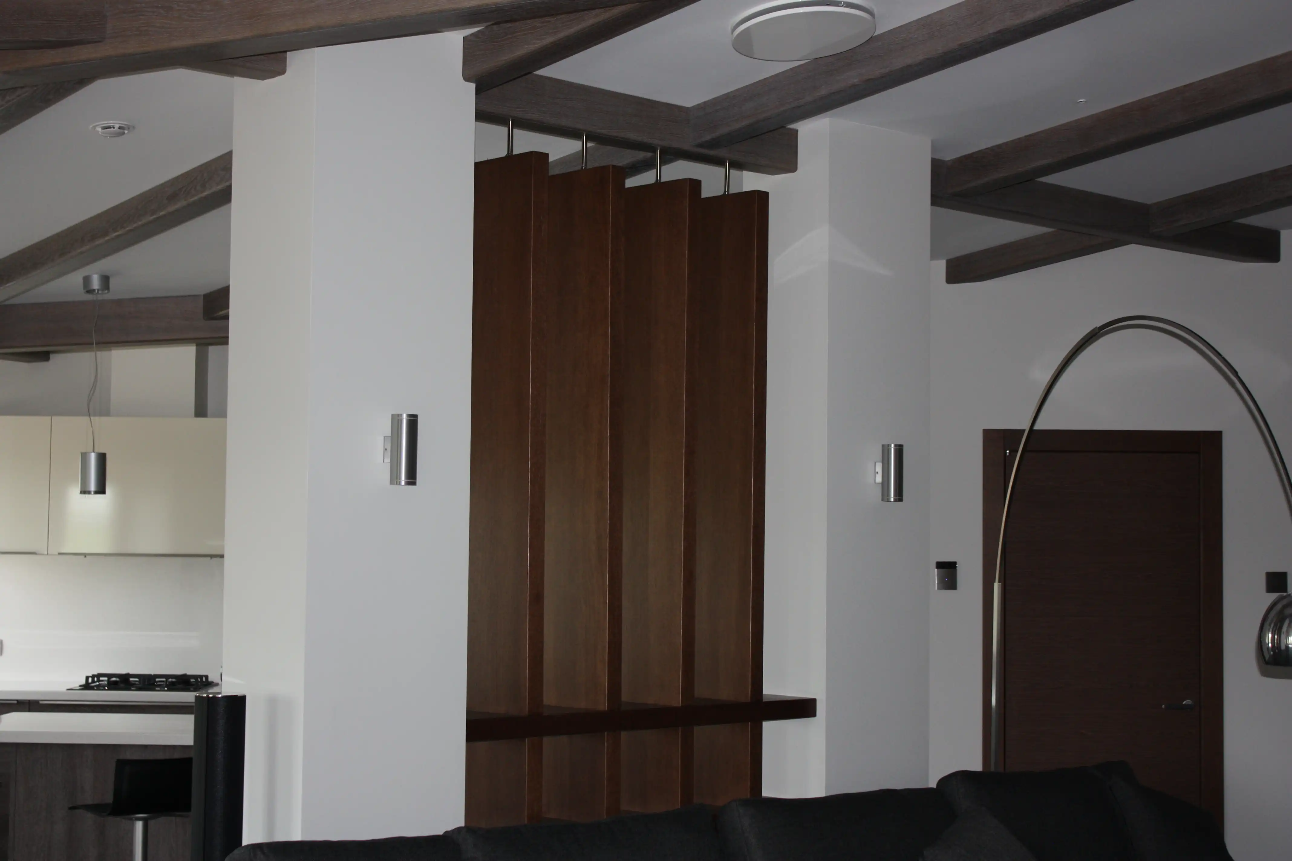 Демонстративные изображения мебель в тёмных тонах