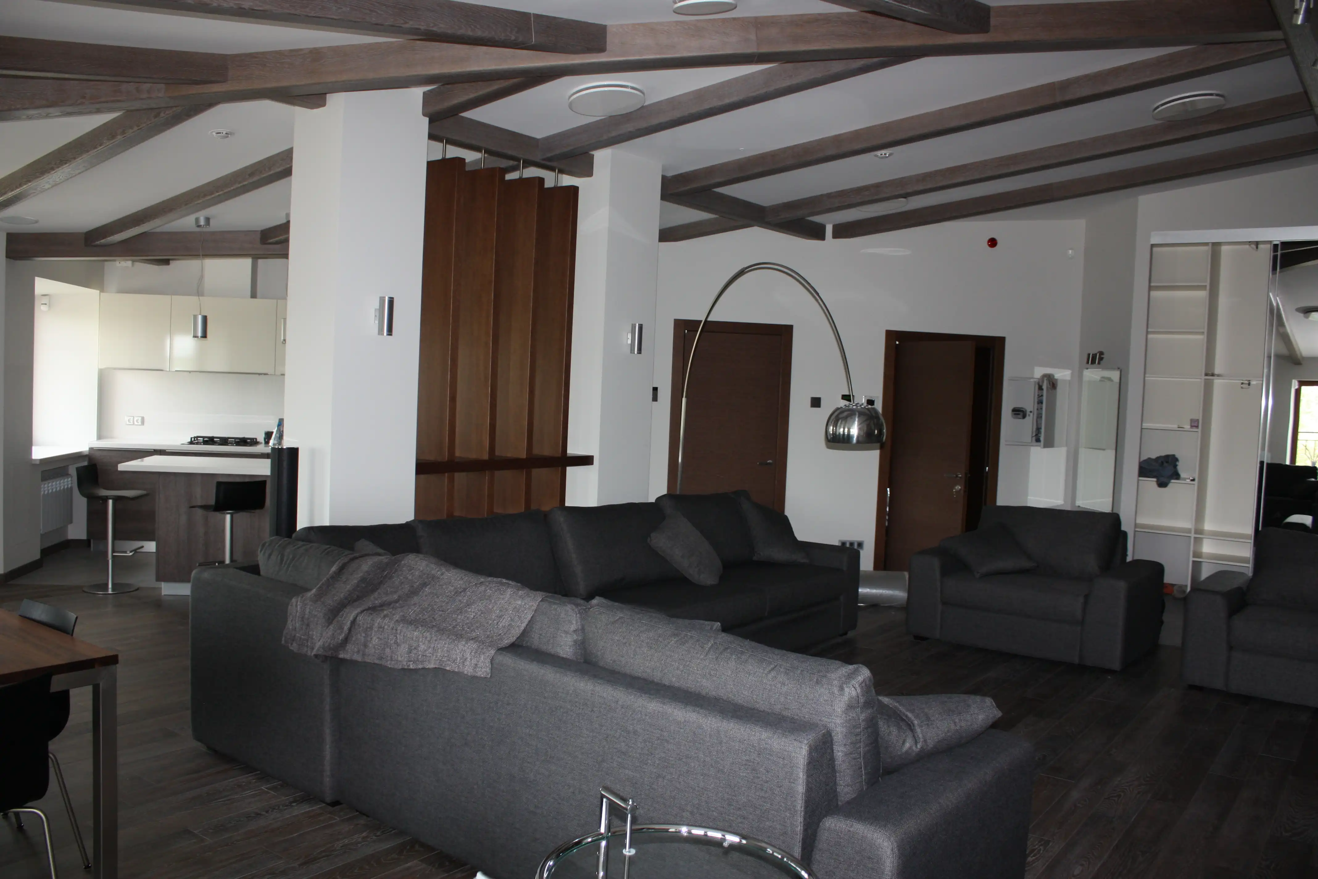 Демонстративные изображения мебель в тёмных тонах