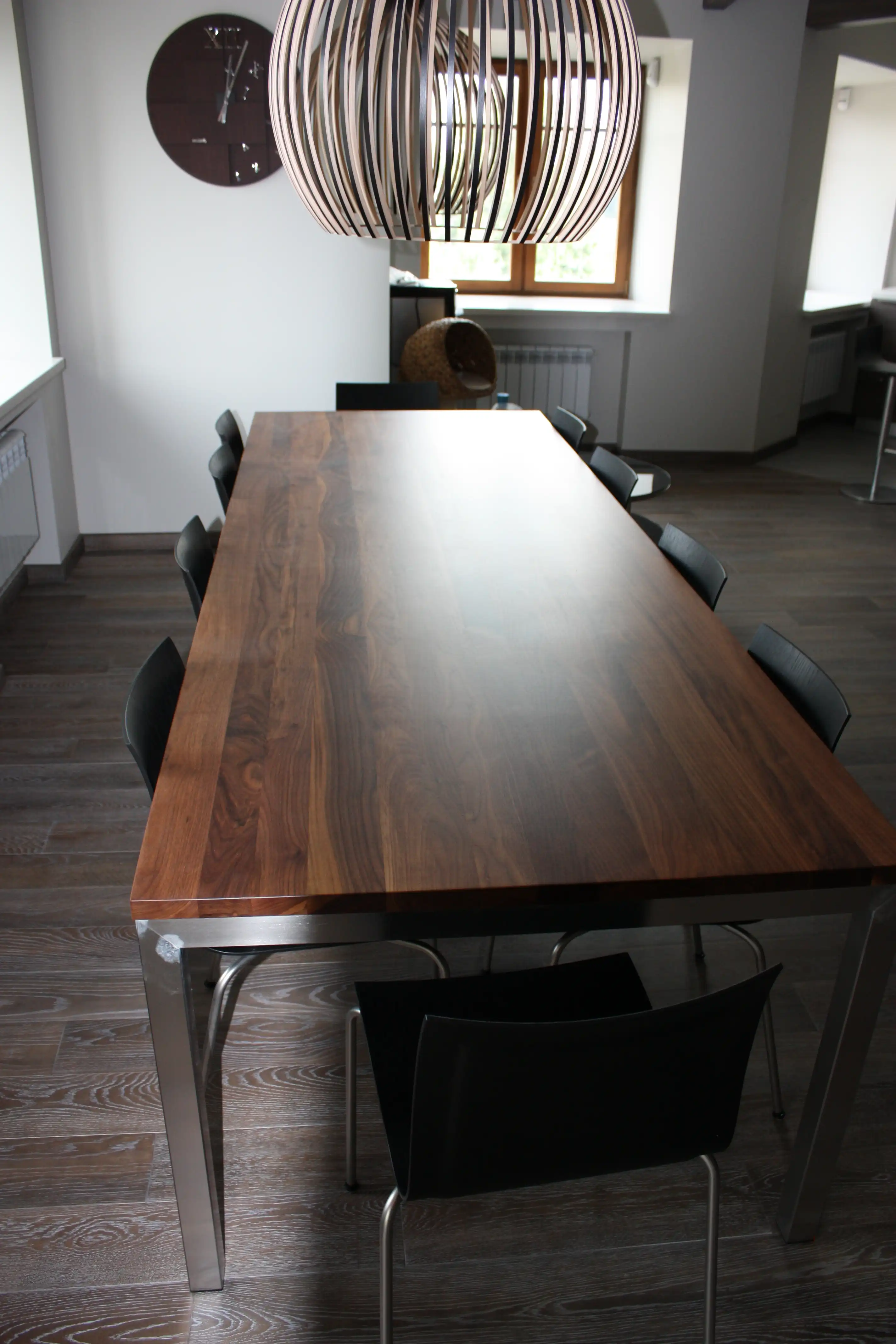 Демонстративные изображения мебель в тёмных тонах