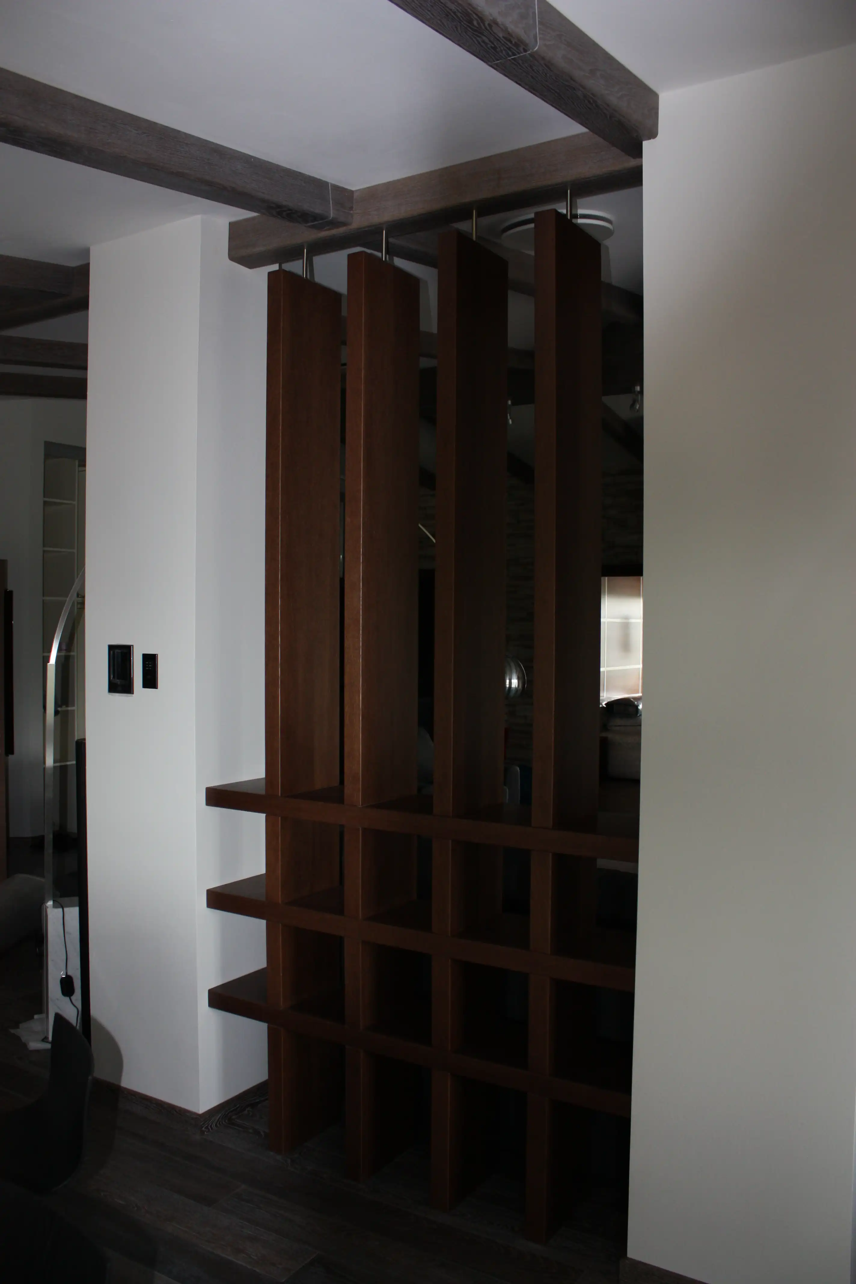 Демонстративные изображения мебель в тёмных тонах