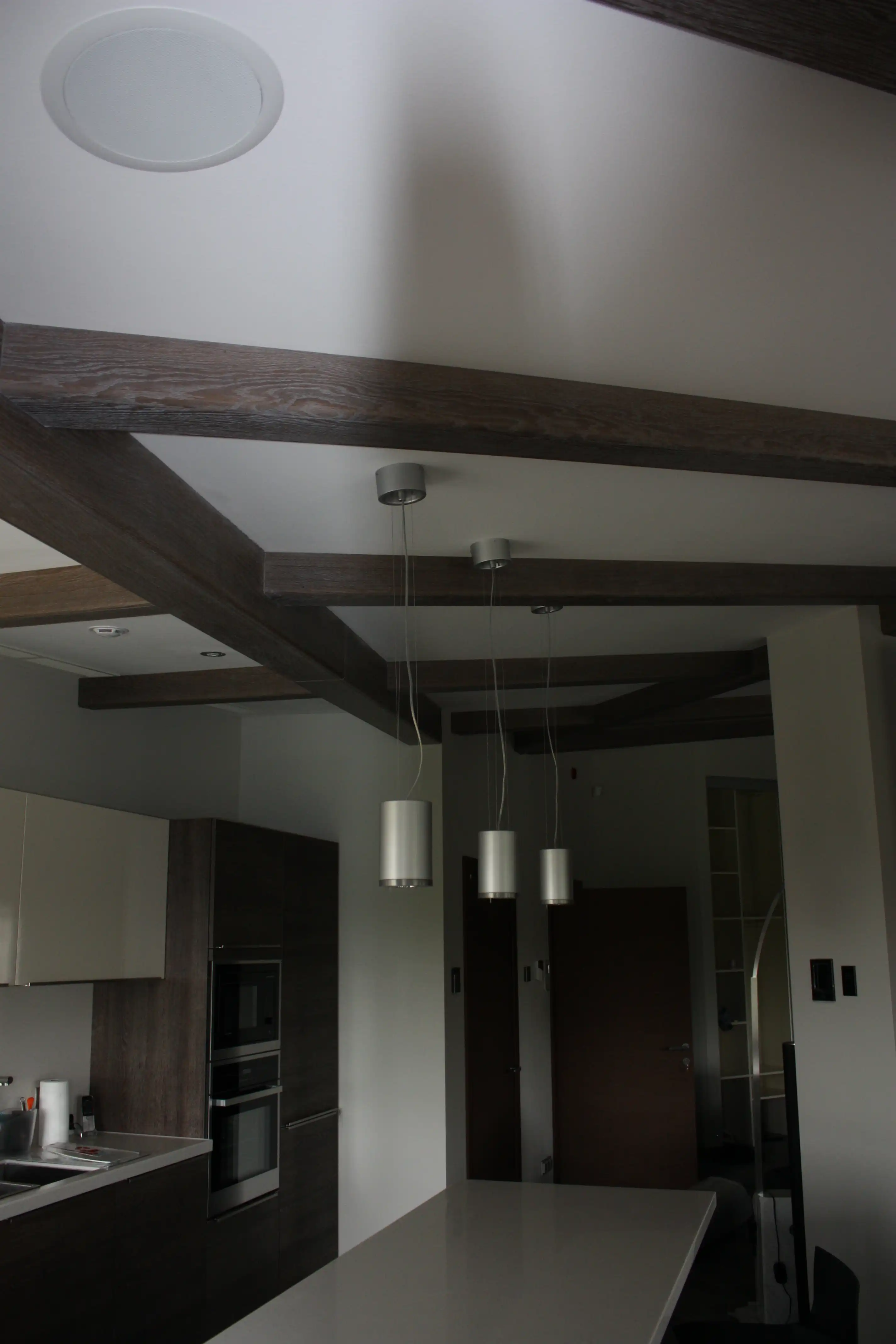 Демонстративные изображения мебель в тёмных тонах