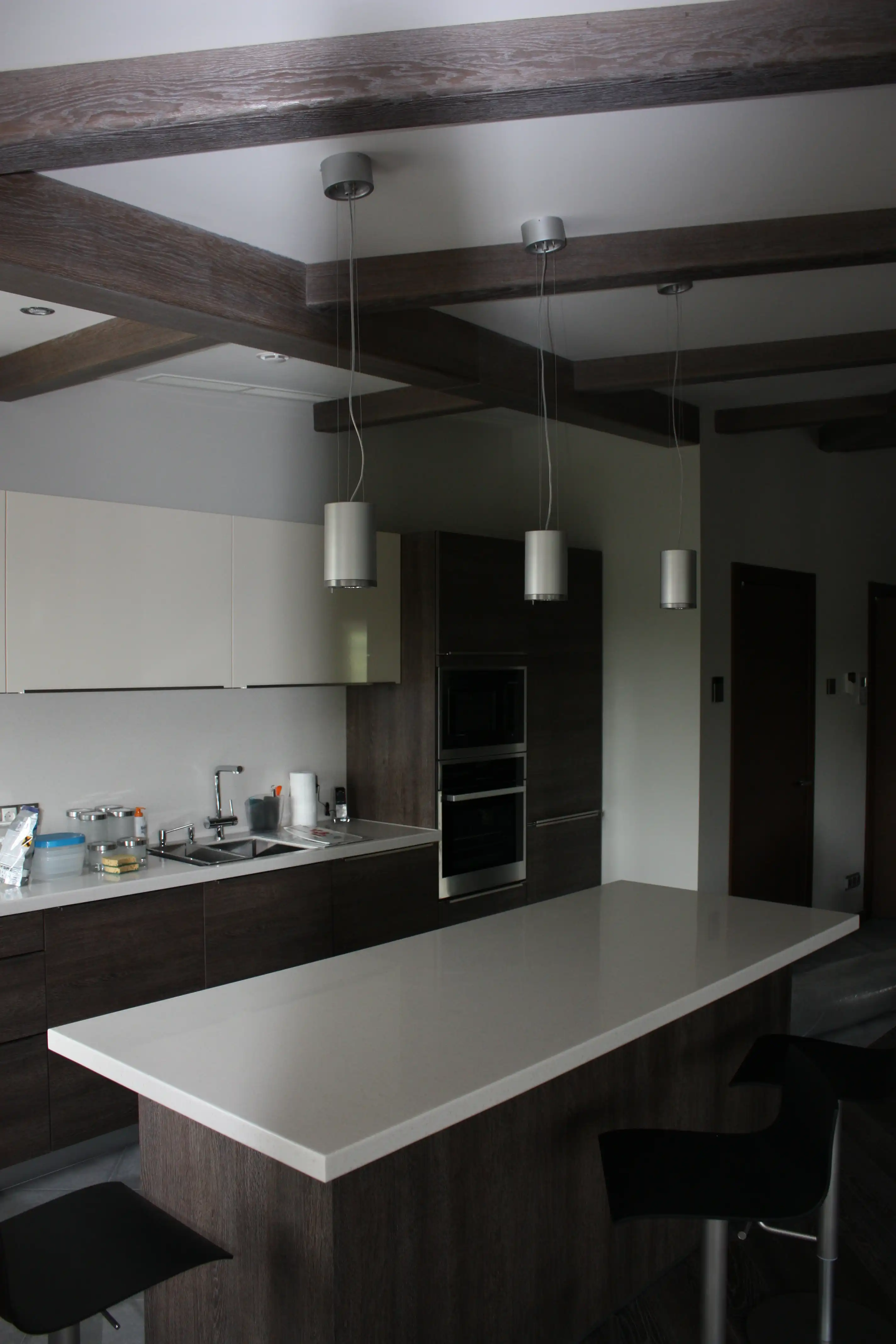 Демонстративные изображения мебель в тёмных тонах