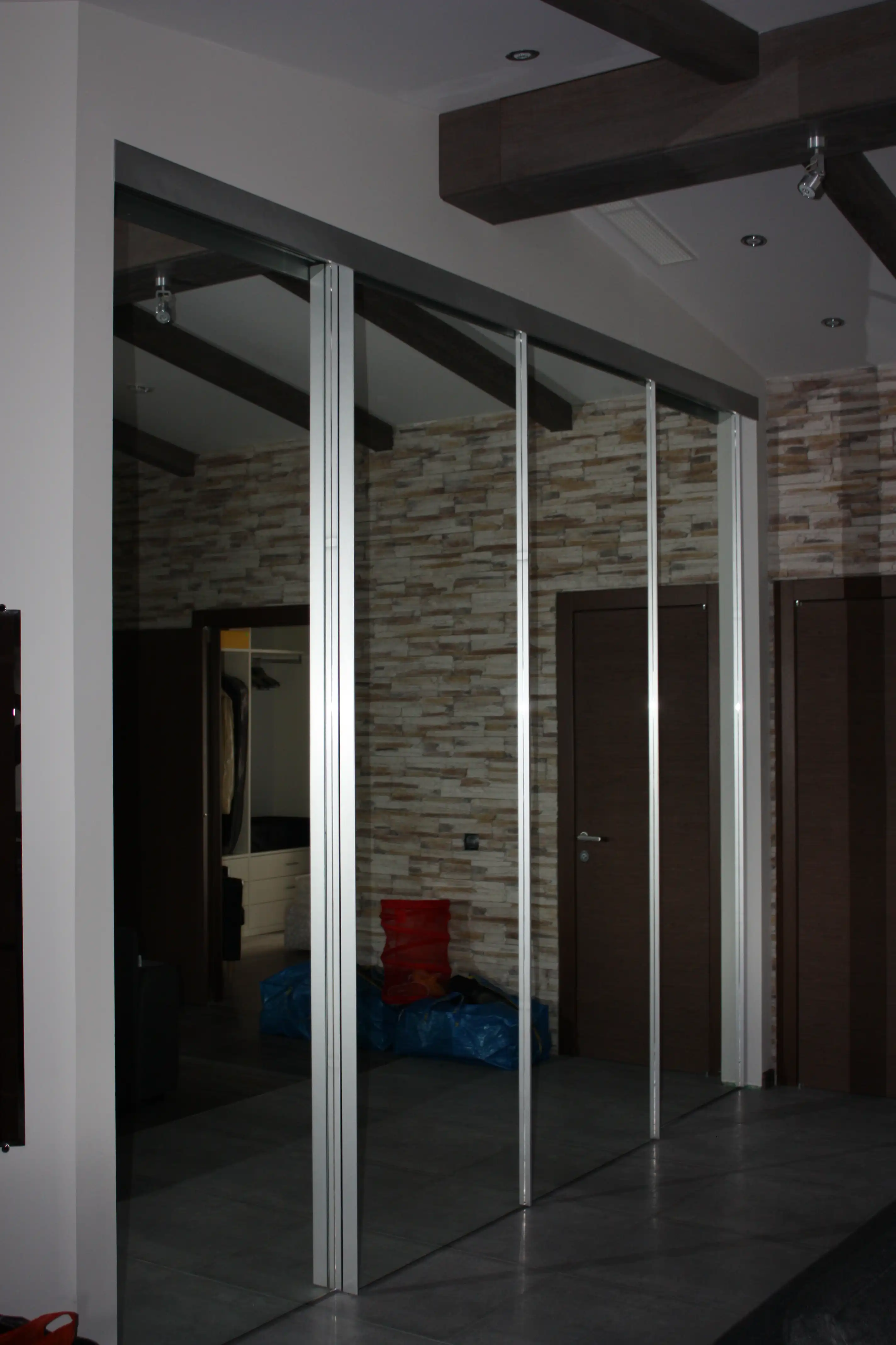 Демонстративные изображения мебель в тёмных тонах