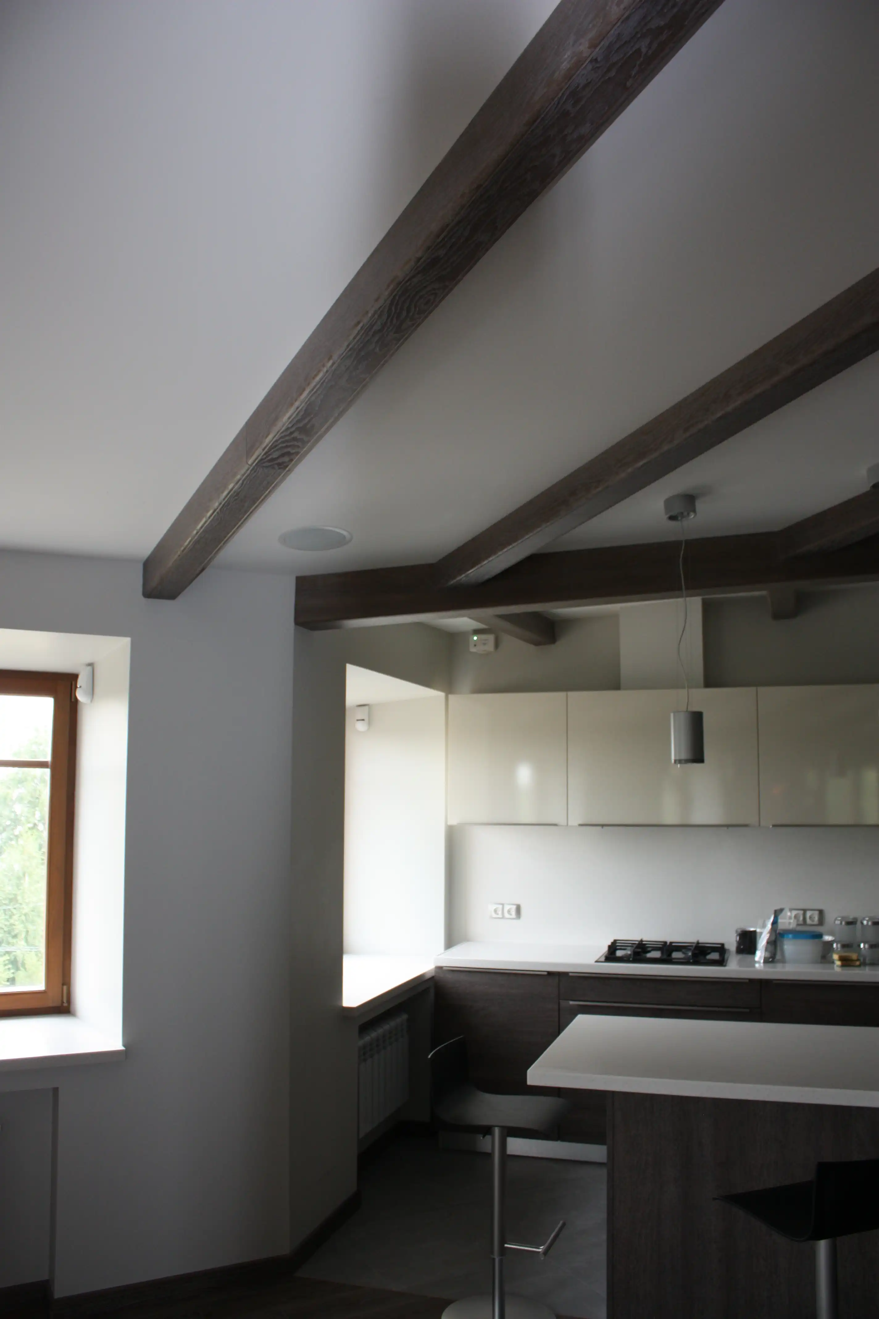 Демонстративные изображения мебель в тёмных тонах