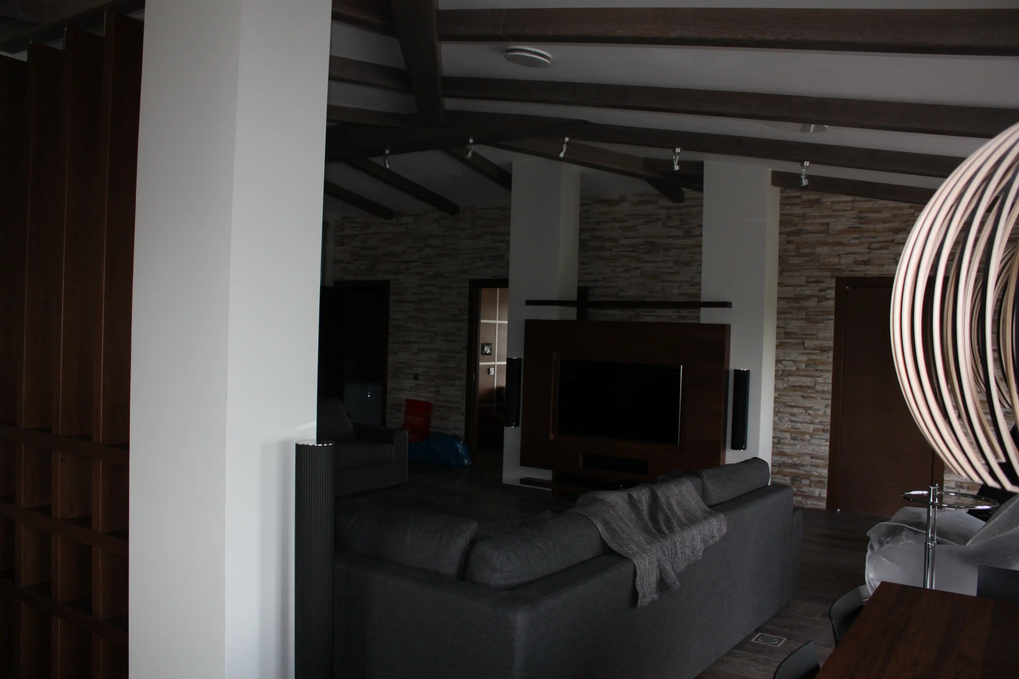 Демонстративные изображения мебель в тёмных тонах