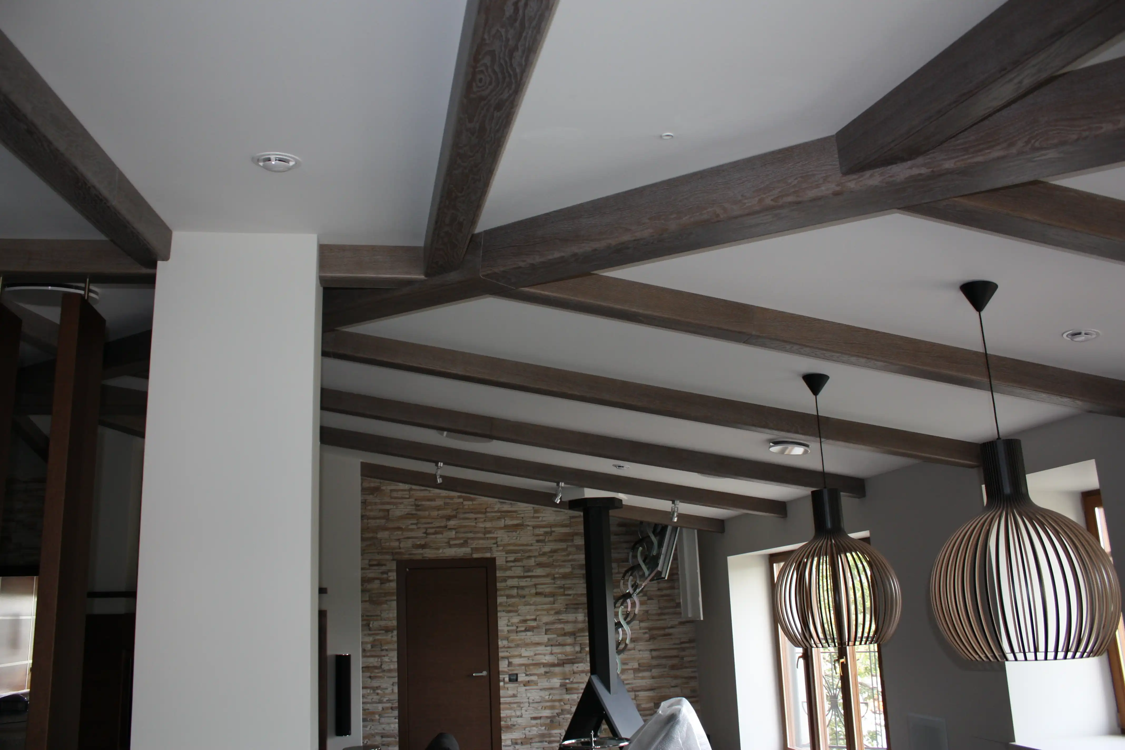 Демонстративные изображения мебель в тёмных тонах