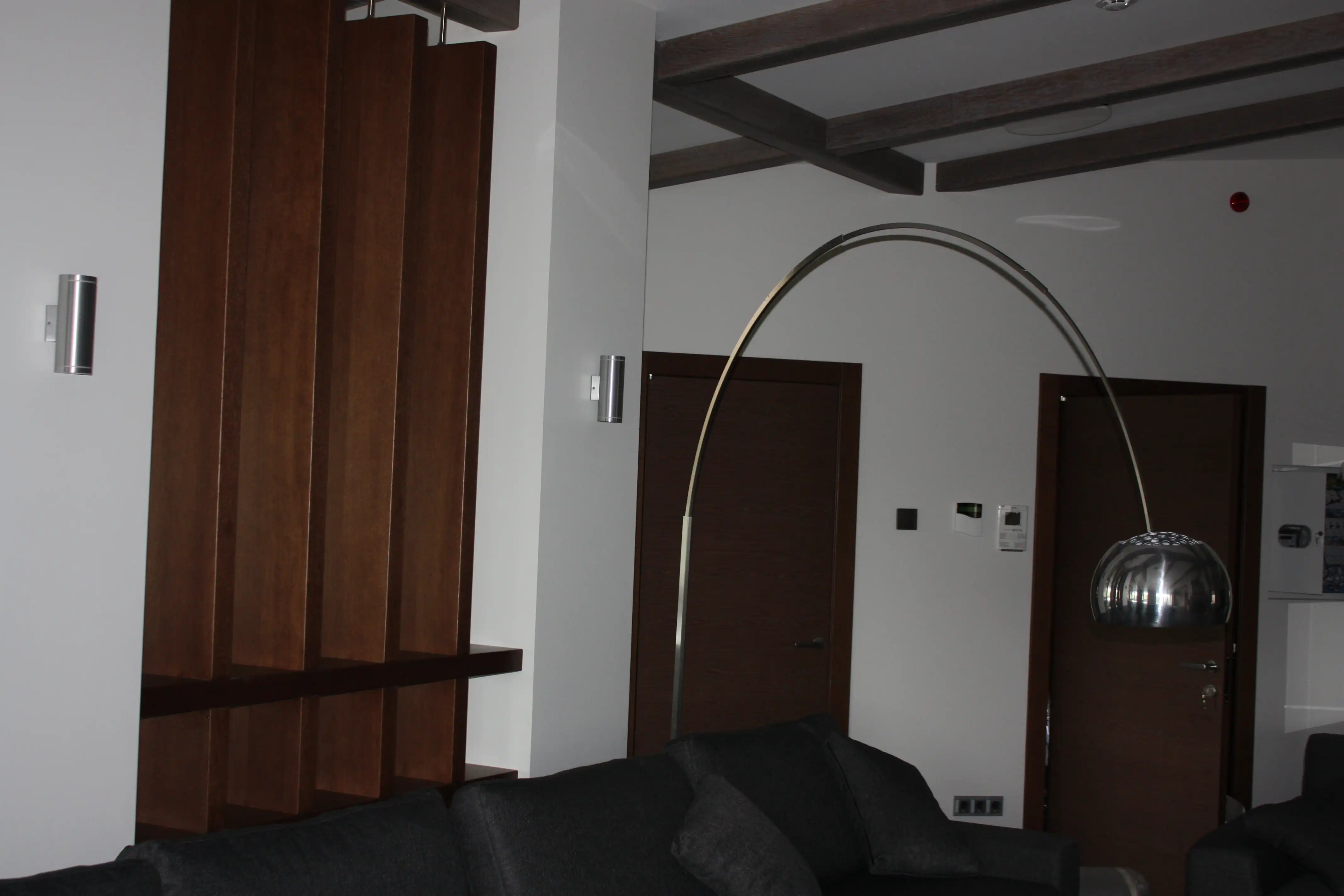 Демонстративные изображения мебель в тёмных тонах