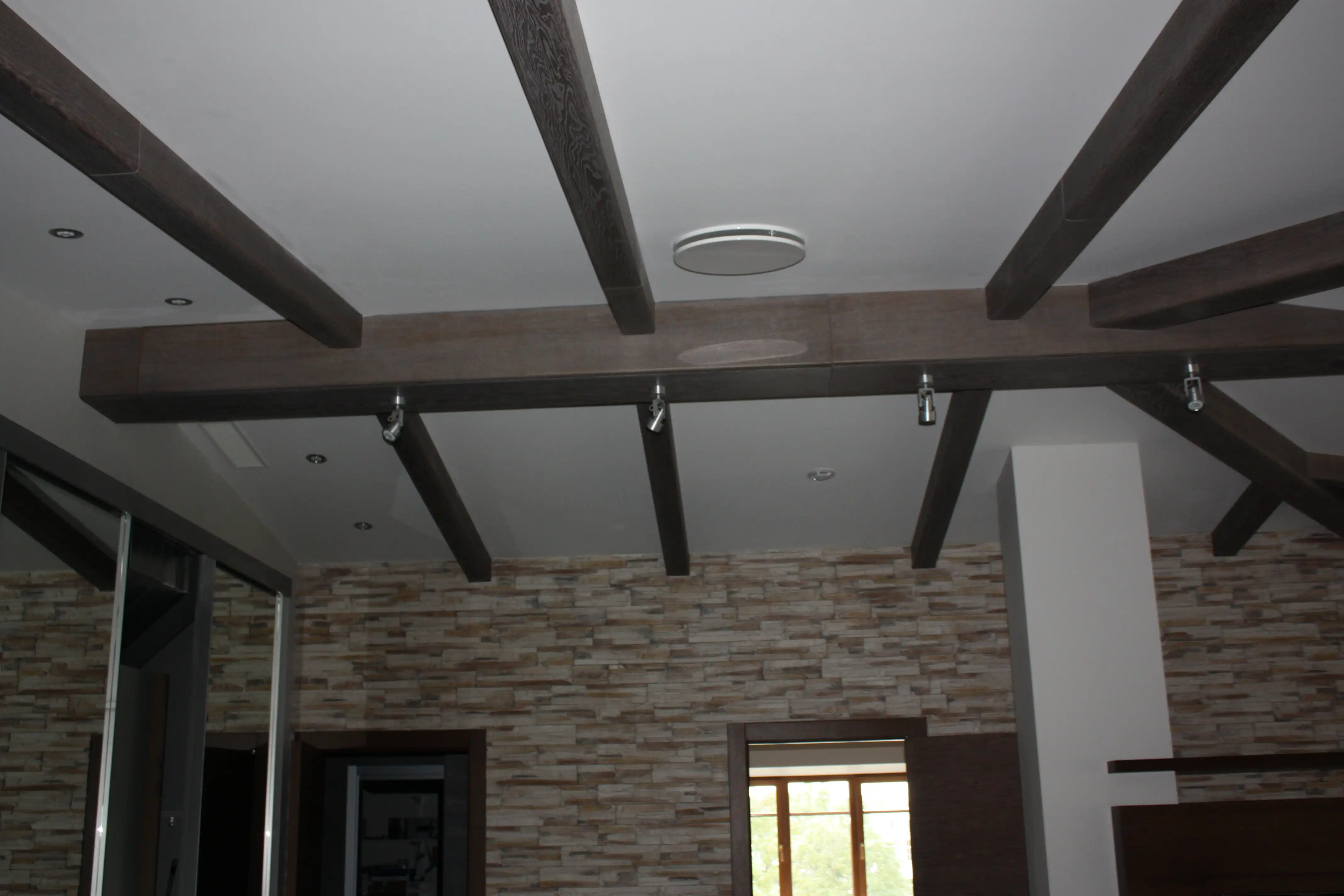 Демонстративные изображения мебель в тёмных тонах