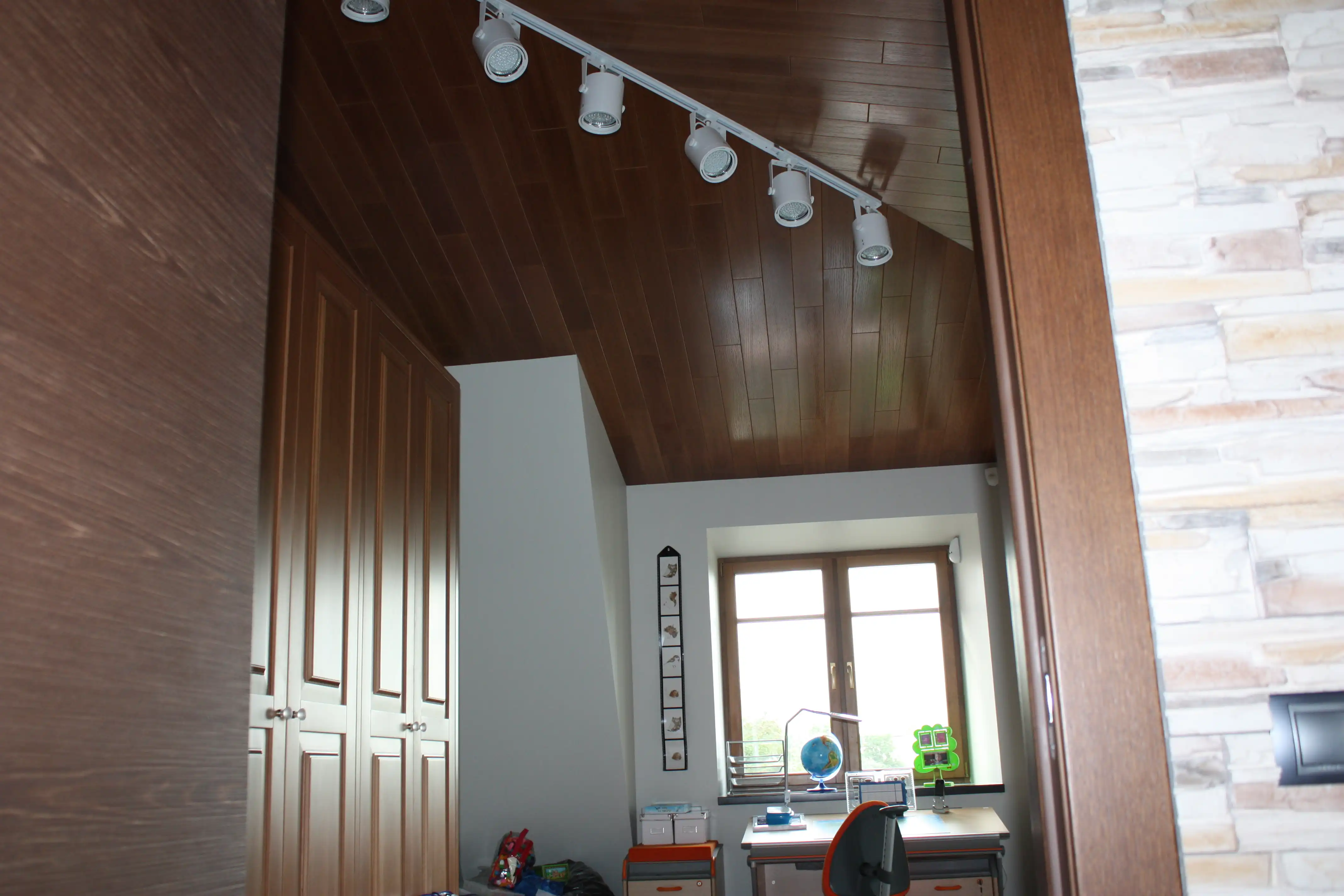 Демонстративные изображения мебель в тёмных тонах