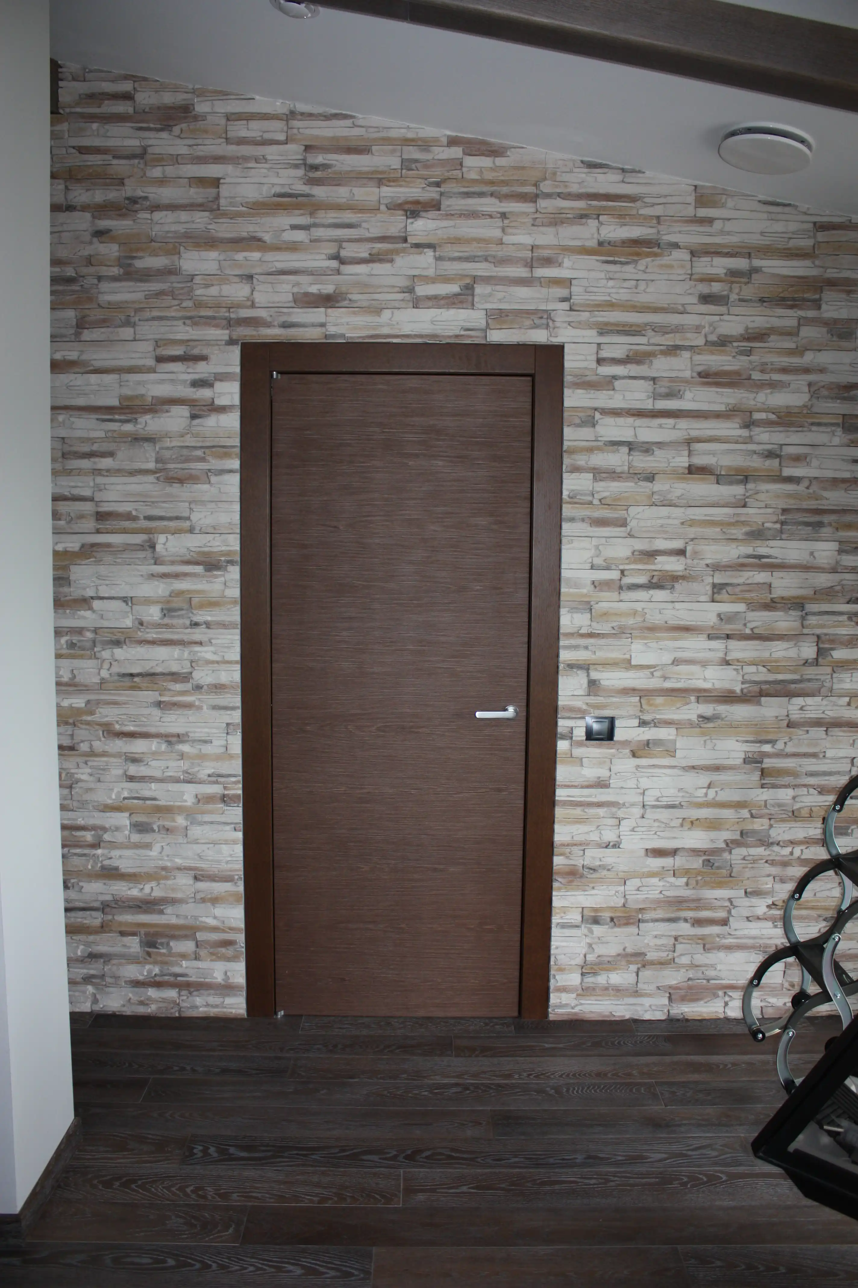 Демонстративные изображения мебель в тёмных тонах