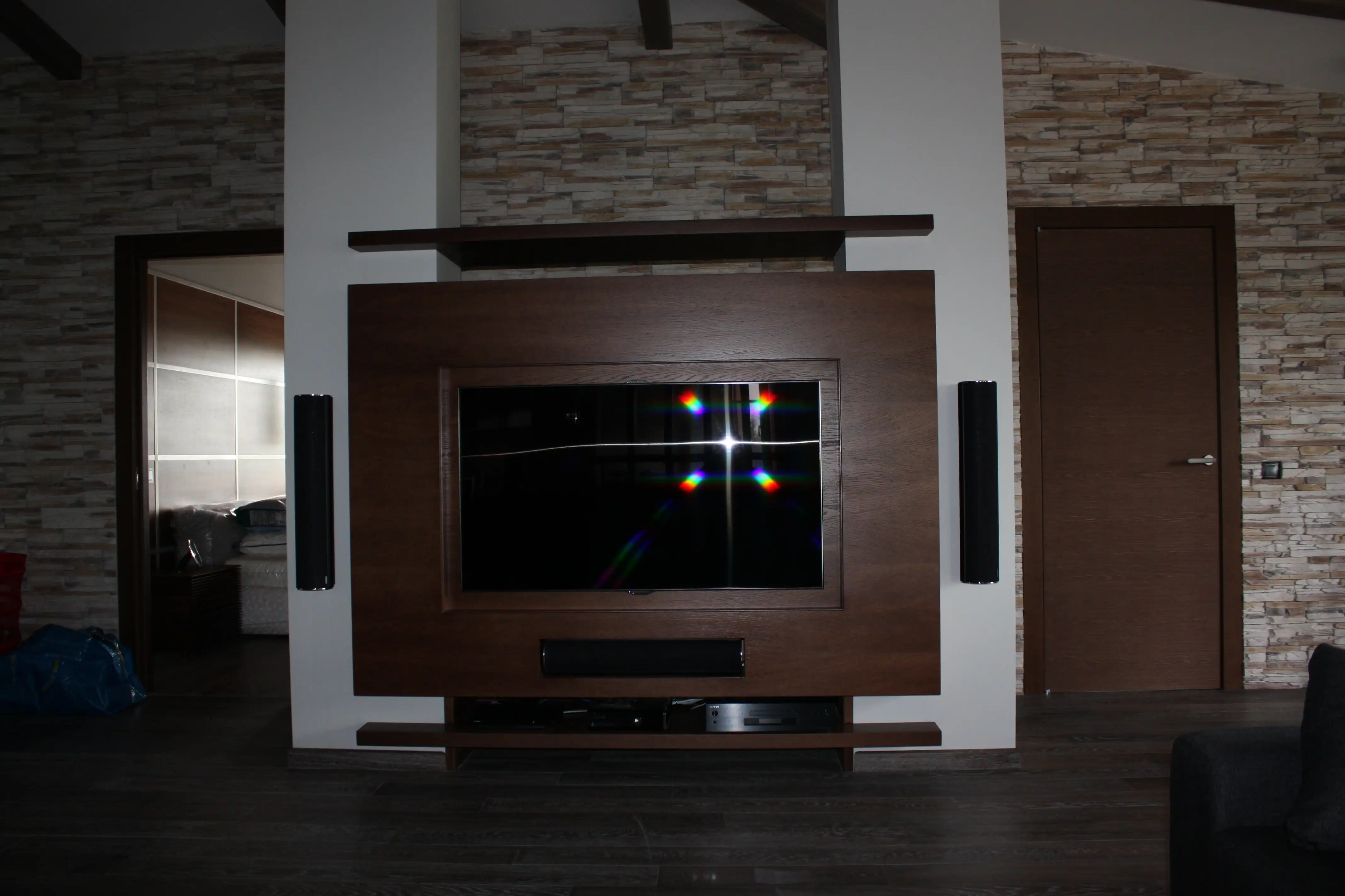 Демонстративные изображения мебель в тёмных тонах