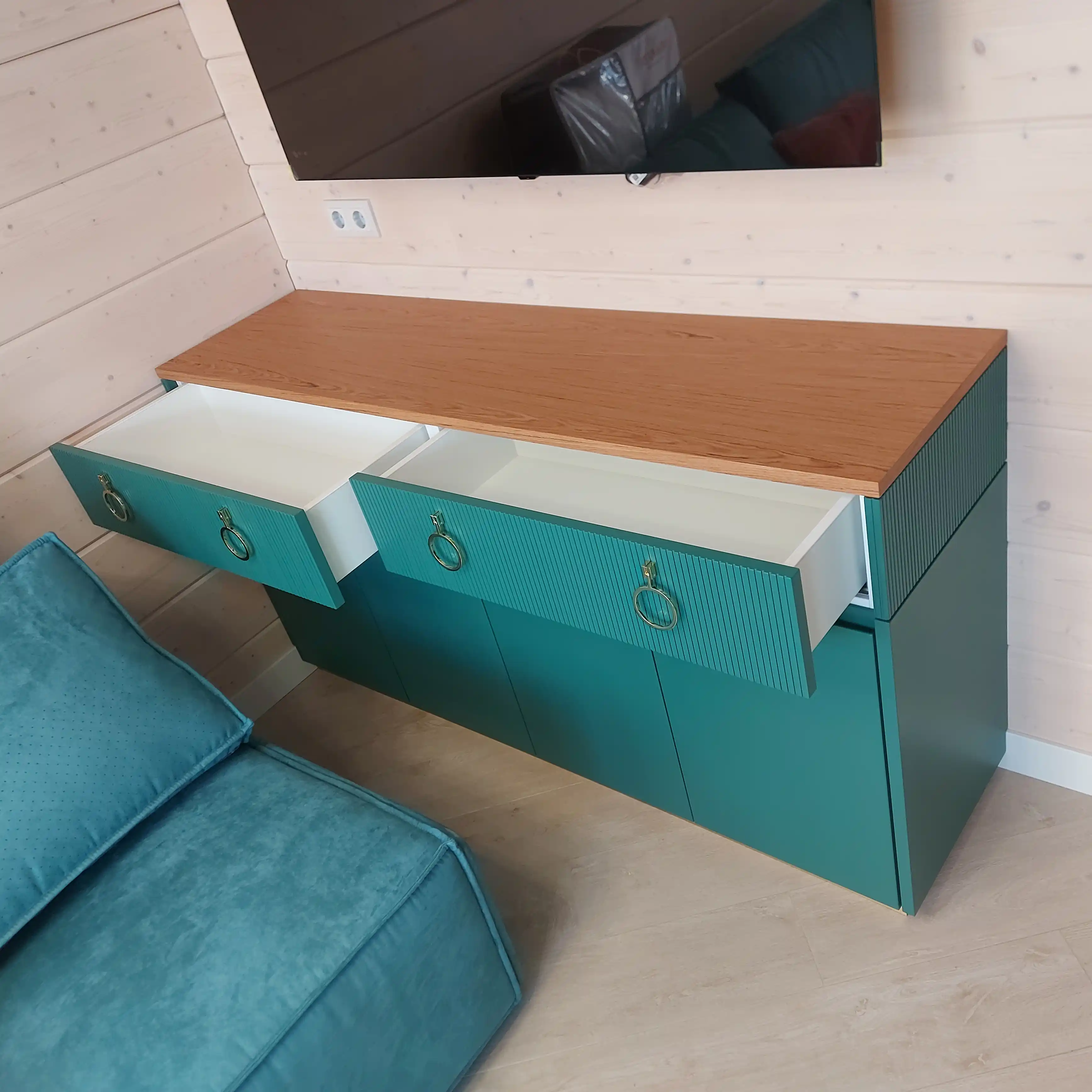 Прекрасная работа в сосновом бору