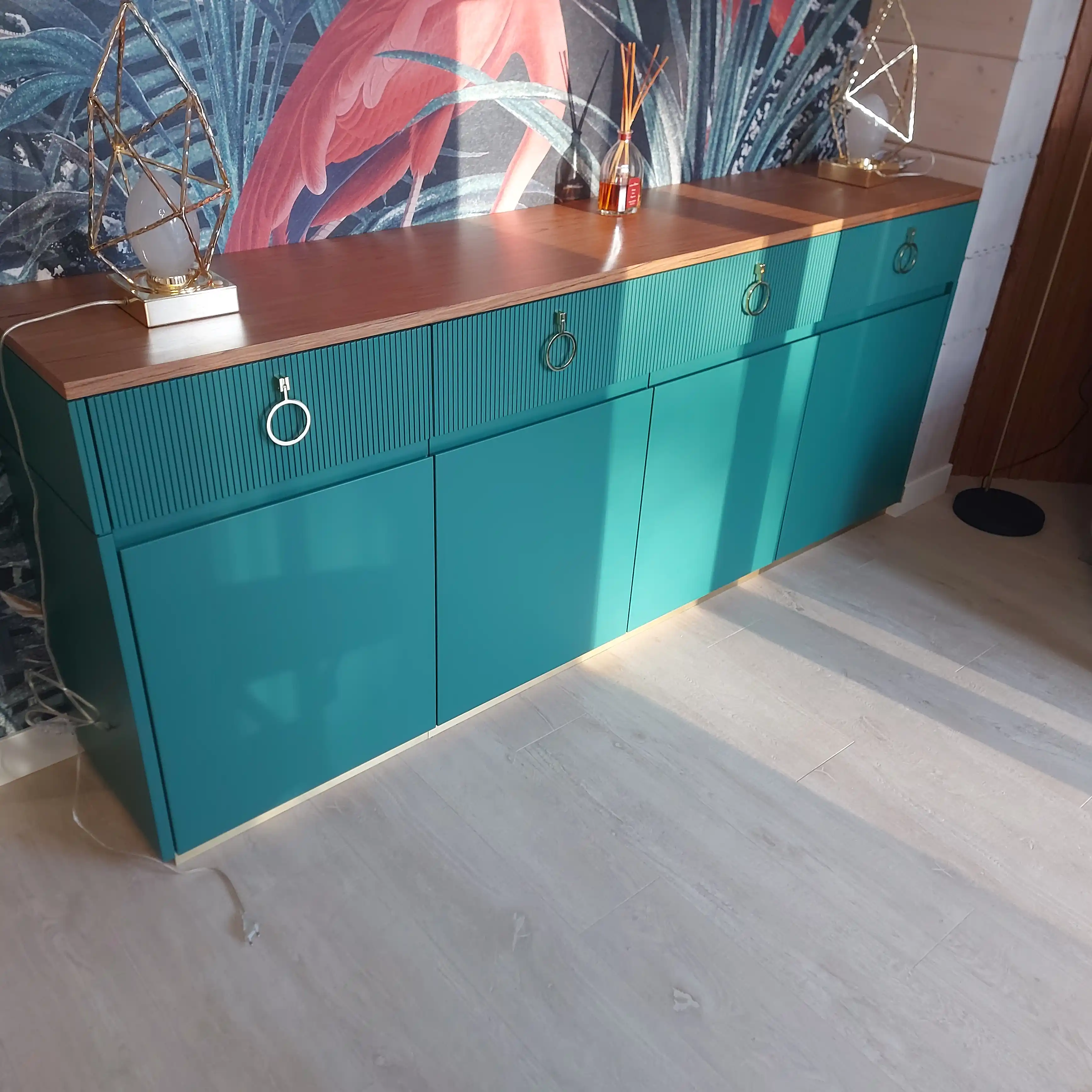 Прекрасная работа в сосновом бору